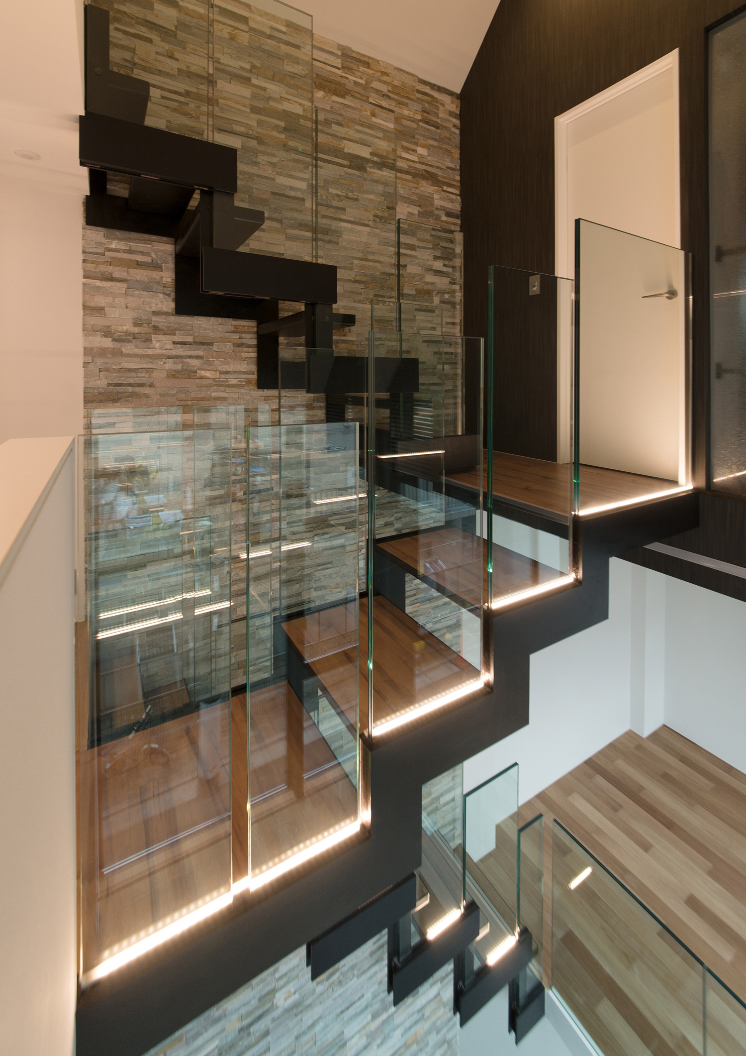 階段の縁に間接照明を取り付けた吹き抜けにあるスケルトン階段・デザイン住宅 注文住宅・デザイン住宅建築実例_『CASE518 The Residence』_階段