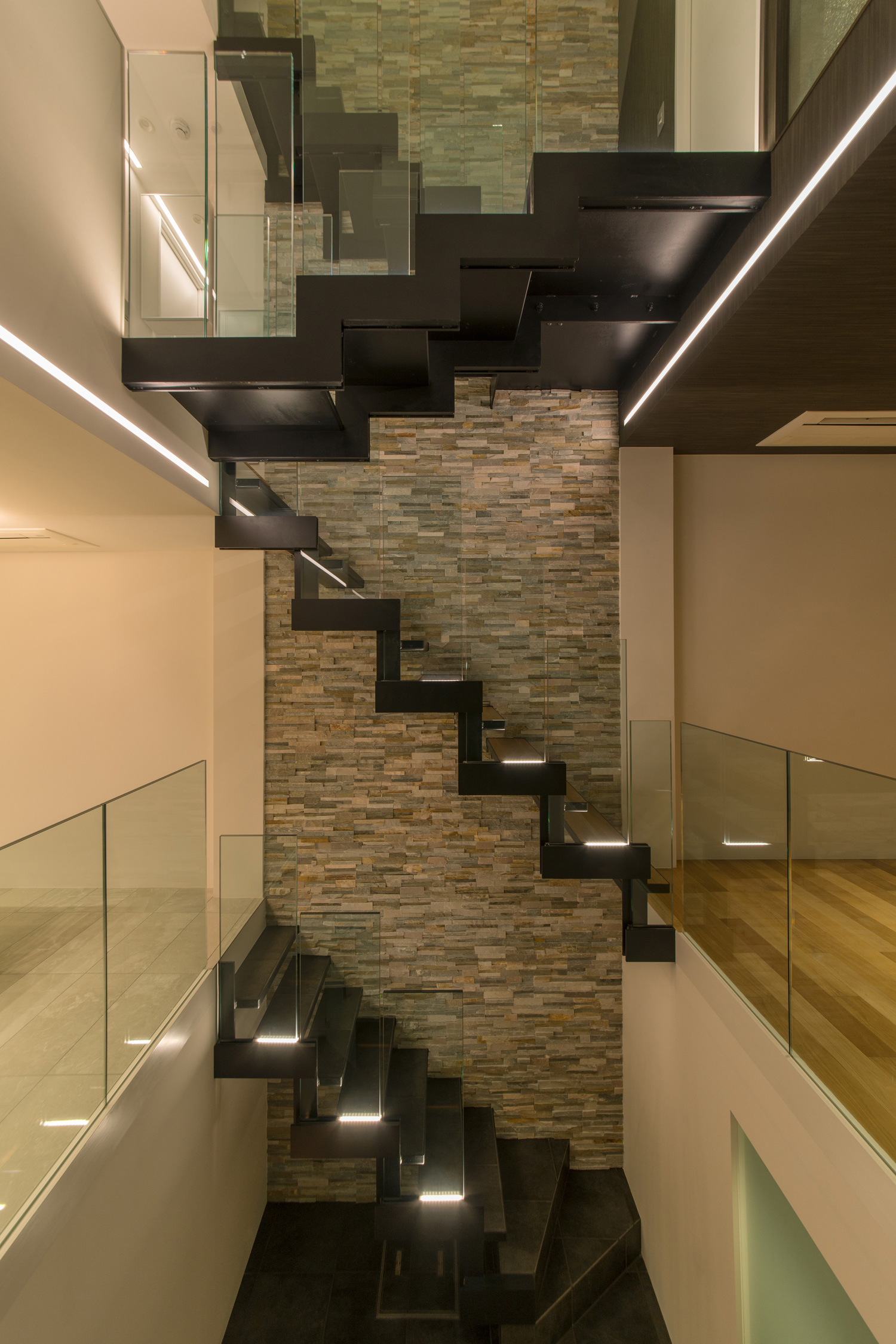 吹き抜けのおしゃれな階段室・デザイン住宅 注文住宅・デザイン住宅建築実例_『CASE518 The Residence』_階段