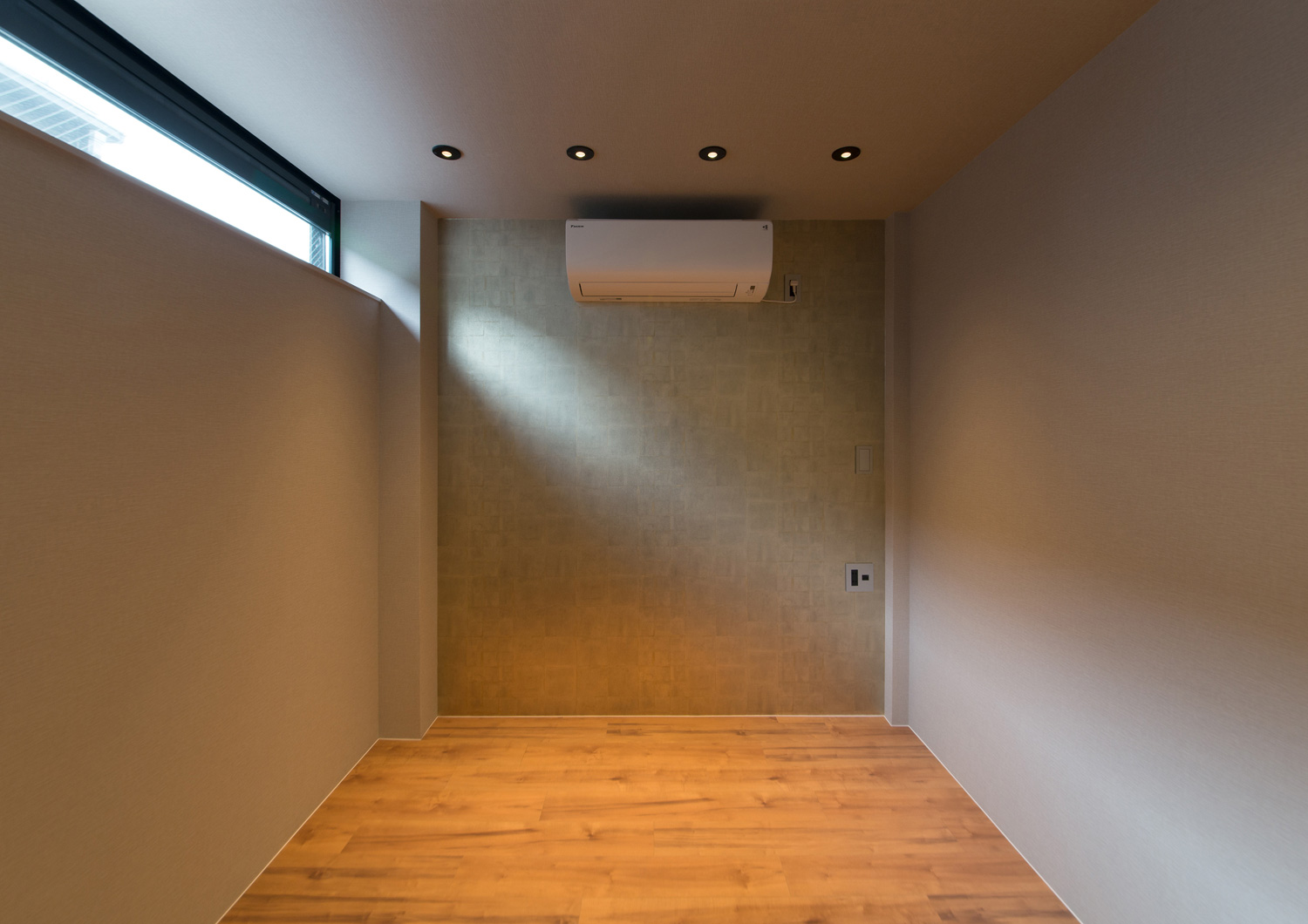 スリット窓があるシンプルな寝室・デザイン住宅 注文住宅・デザイン住宅建築実例_『CASE518 The Residence』_寝室