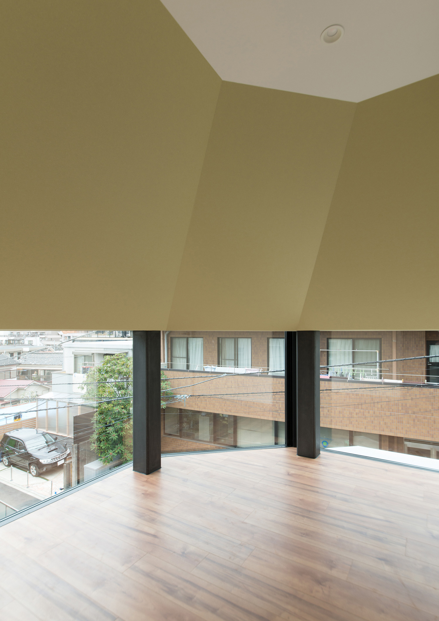 壁一面が窓に囲まれた開放的な子供部屋・デザイン住宅 注文住宅・デザイン住宅建築実例_『CASE518 The Residence』_子供部屋