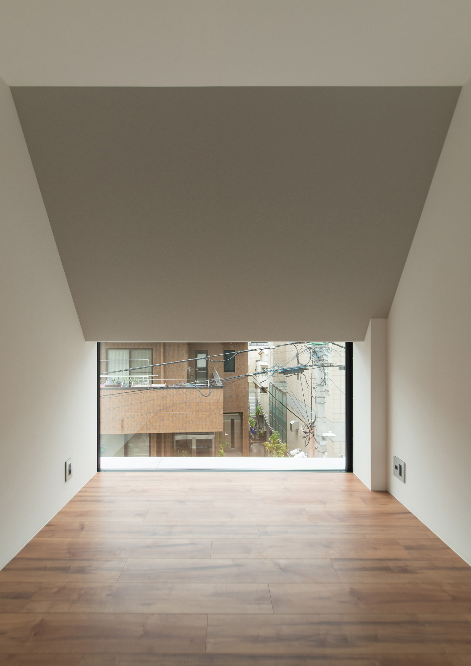 大開口窓がある斜め屋根の子供部屋・デザイン住宅 注文住宅・デザイン住宅建築実例_『CASE518 The Residence』_子供部屋