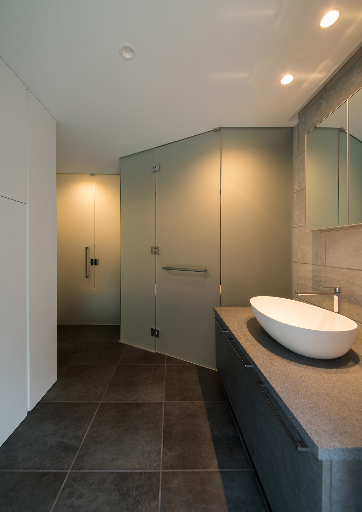 タイル床で丸い洗面ボウルがある高級感のある洗面所・デザイン住宅 注文住宅・デザイン住宅建築実例_『CASE518 The Residence』_浴室・洗面所