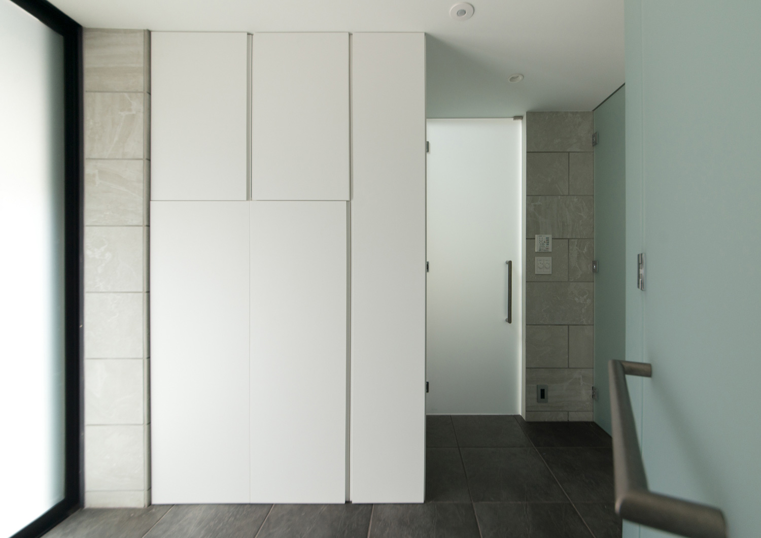白い扉付きの収納がある生活感のないホテルライクな浴室・デザイン住宅 注文住宅・デザイン住宅建築実例_『CASE518 The Residence』_浴室・洗面所