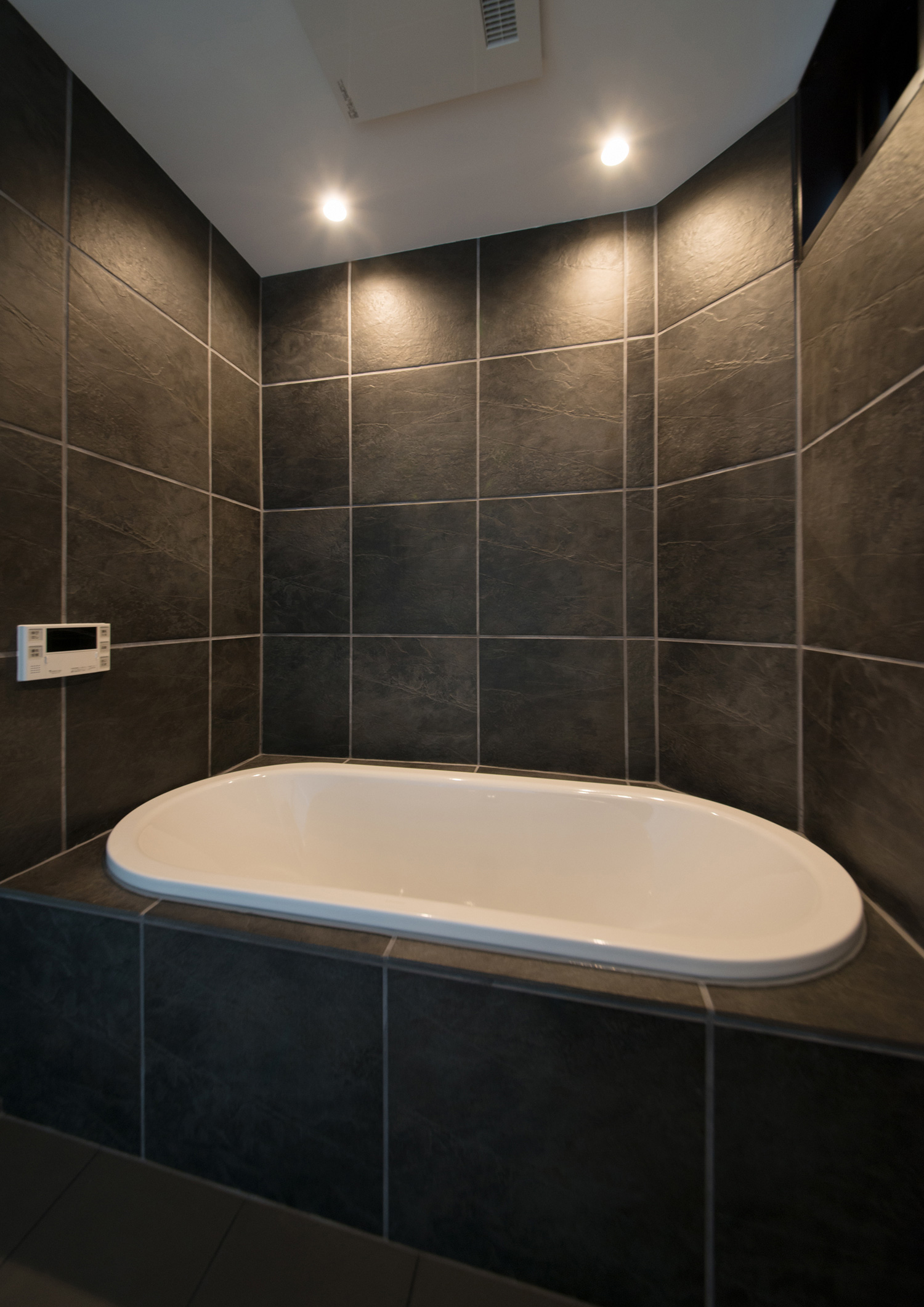 黒いタイルの壁のおしゃれな浴室・デザイン住宅 注文住宅・デザイン住宅建築実例_『CASE518 The Residence』_浴室・洗面所