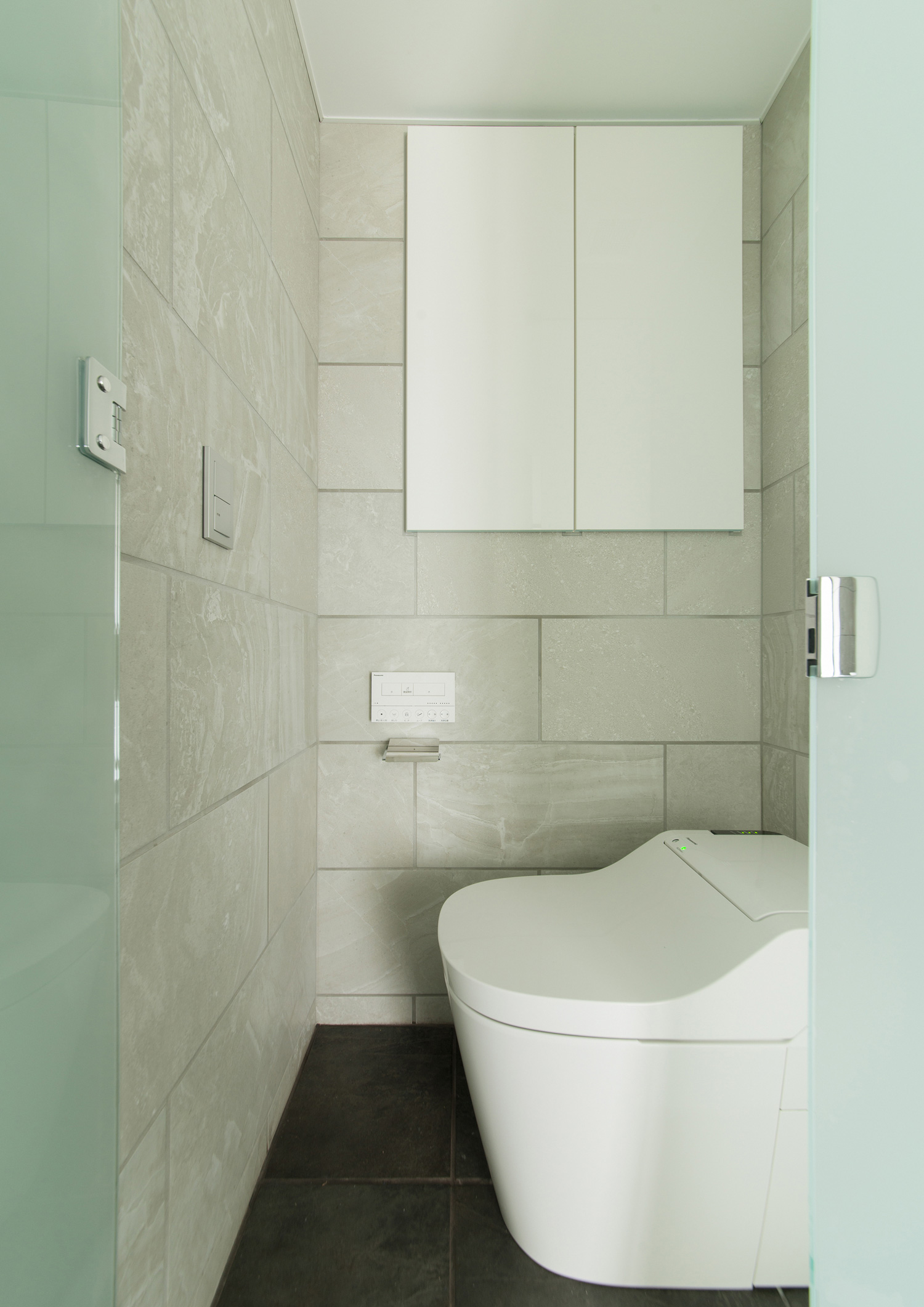 白いタイル壁のおしゃれなトイレ・デザイン住宅 注文住宅・デザイン住宅建築実例_『CASE518 The Residence』_トイレ