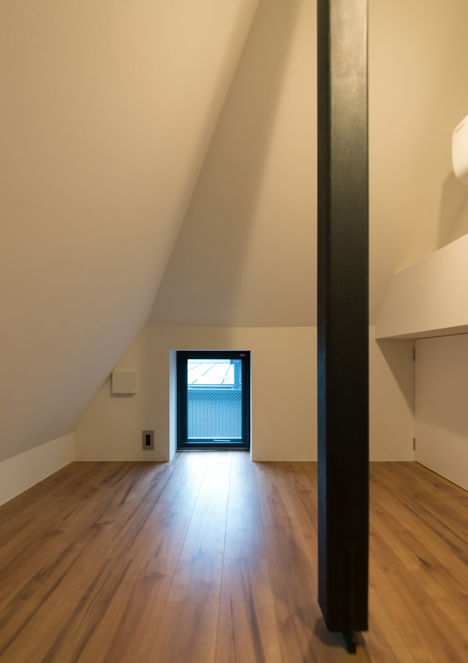 足元に小窓がある斜め屋根のロフト・デザイン住宅 注文住宅・デザイン住宅建築実例_『CASE518 The Residence』_フリースペース