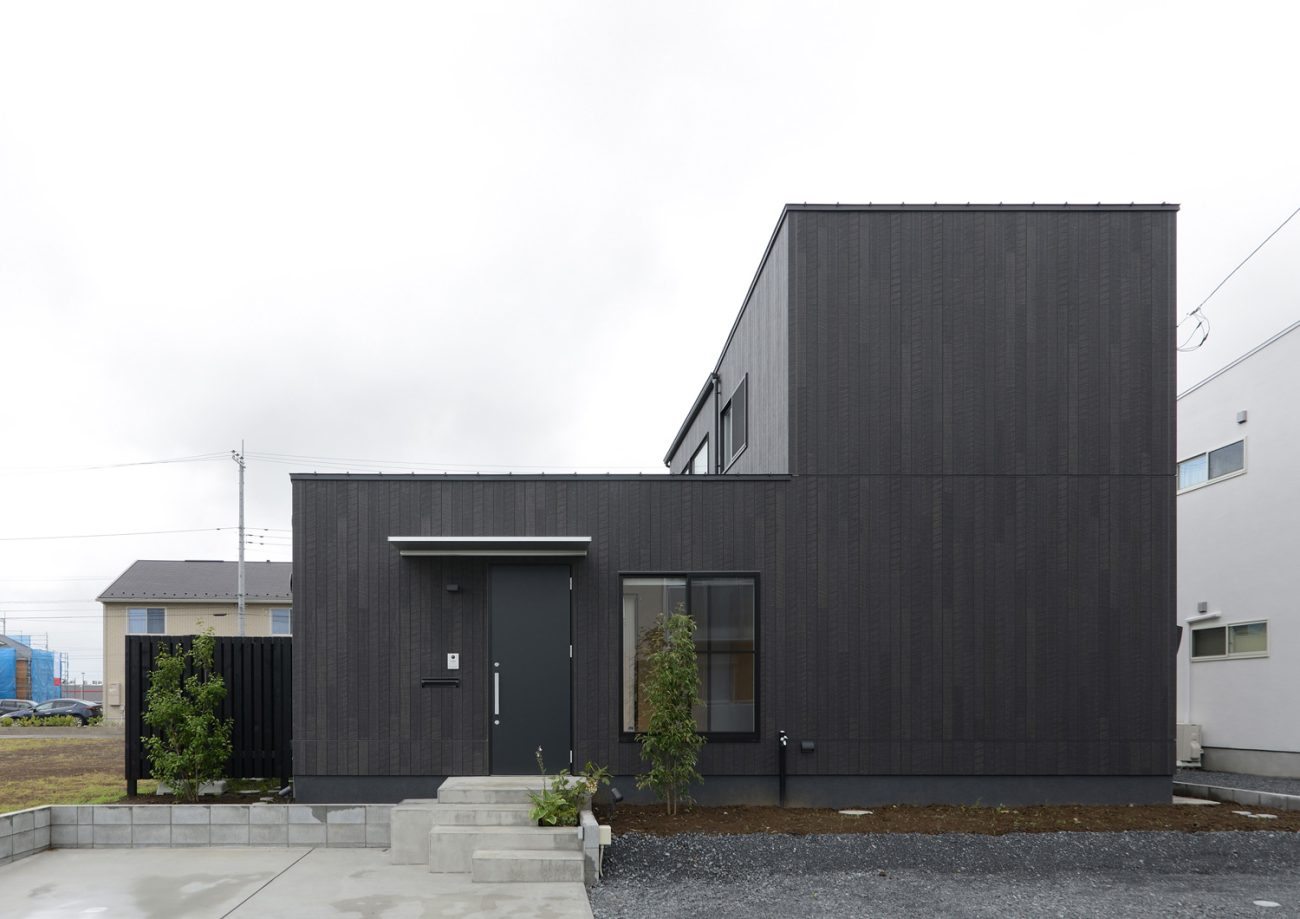 黒い木材を外壁に使ったスタイリッシュな外観・デザイン住宅 注文住宅・デザイン住宅建築実例_『CASE520 素地の家』_外観