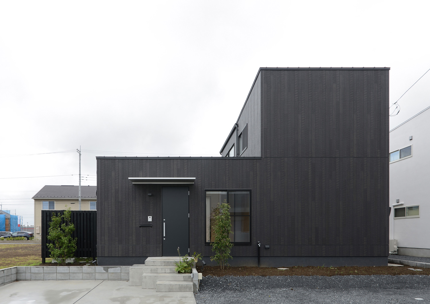 黒い木材を外壁に使ったスタイリッシュな外観・デザイン住宅 注文住宅・デザイン住宅建築実例_『CASE520 素地の家』_外観