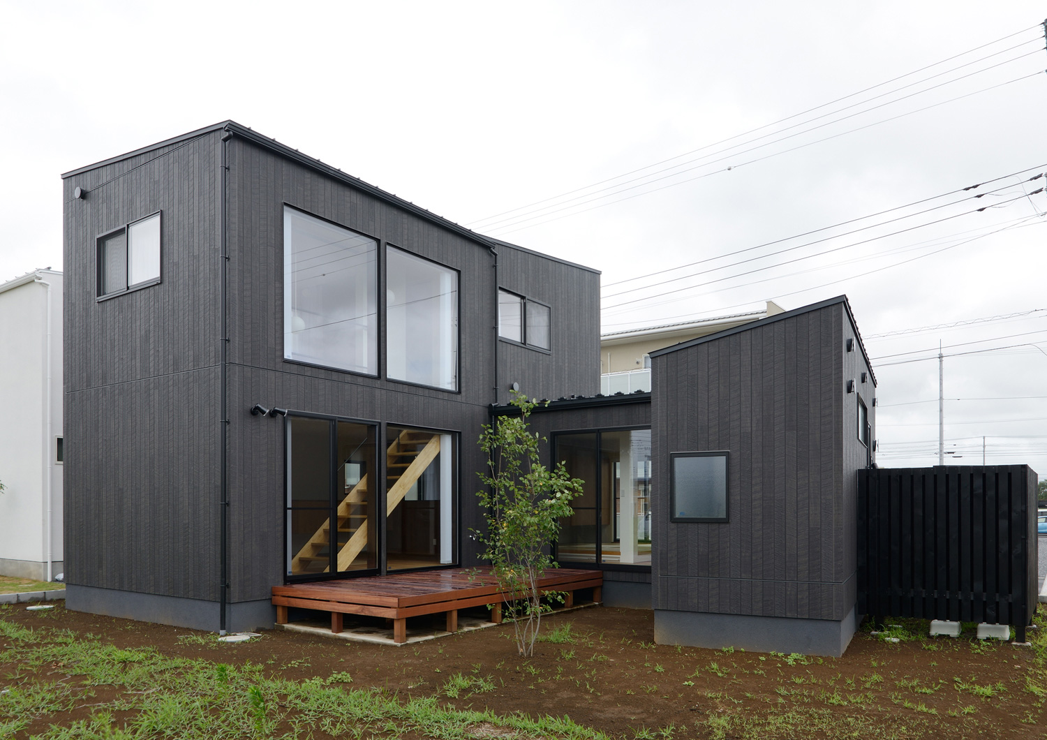 ウッドデッキのテラスがある黒い外壁の家・デザイン住宅 注文住宅・デザイン住宅建築実例_『CASE520 素地の家』_外観