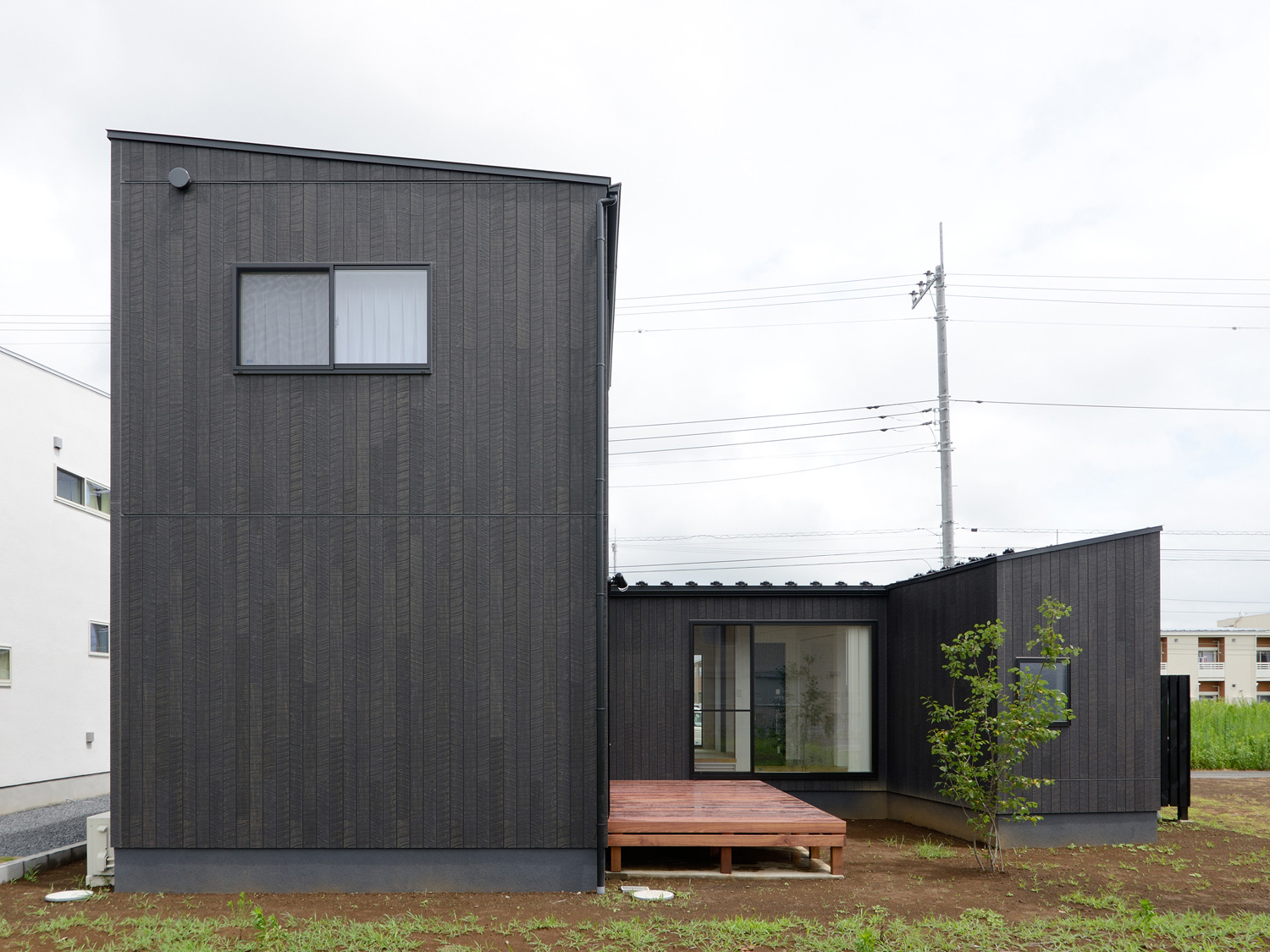 ウッドデッキの中庭がある黒い外壁でコの字型の家・デザイン住宅 注文住宅・デザイン住宅建築実例_『CASE520 素地の家』_外観