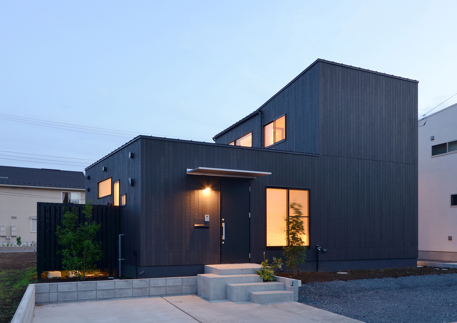 玄関扉のそばに照明を取りつけた黒い外壁の家・デザイン住宅 注文住宅・デザイン住宅建築実例_『CASE520 素地の家』_外観