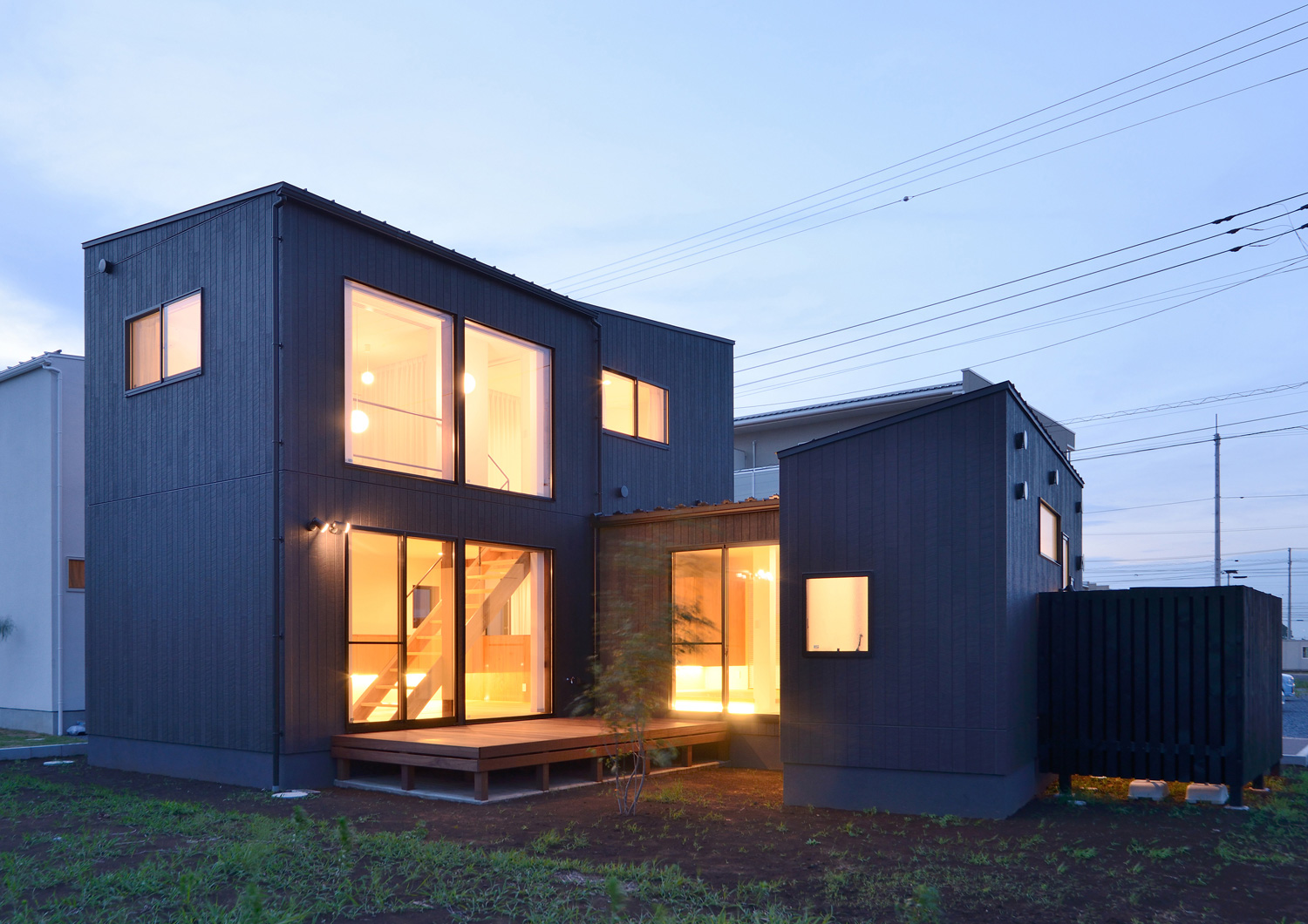 中庭を囲むように窓があるコの字型の家・デザイン住宅 注文住宅・デザイン住宅建築実例_『CASE520 素地の家』_外観