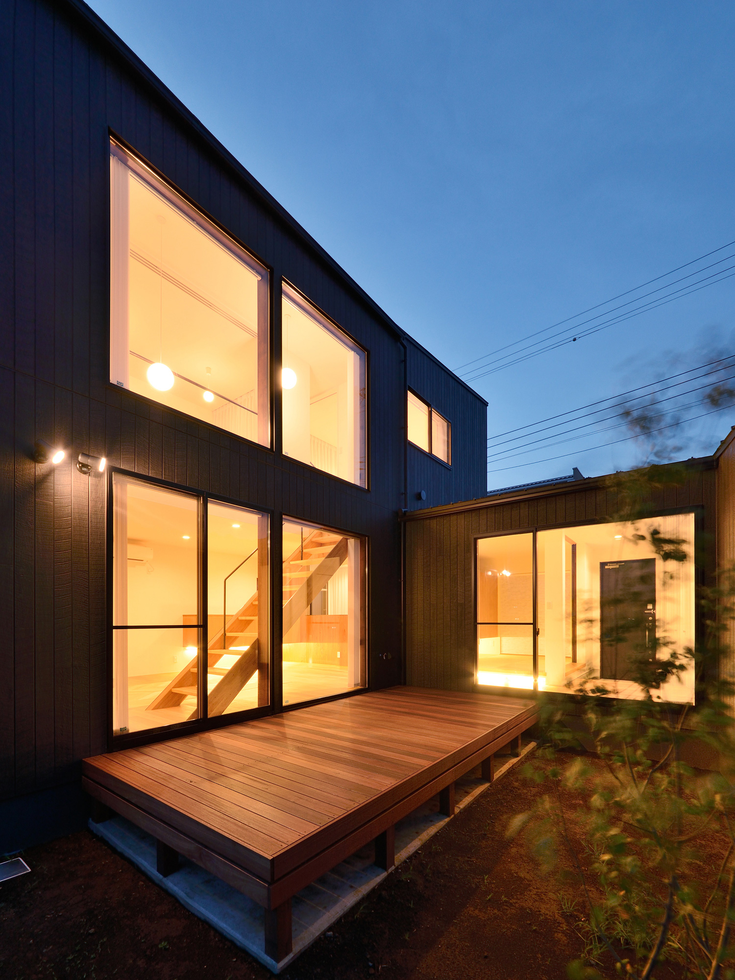 中庭に面した大きな窓から光が漏れる温かみのある外観・デザイン住宅 注文住宅・デザイン住宅建築実例_『CASE520 素地の家』_外観