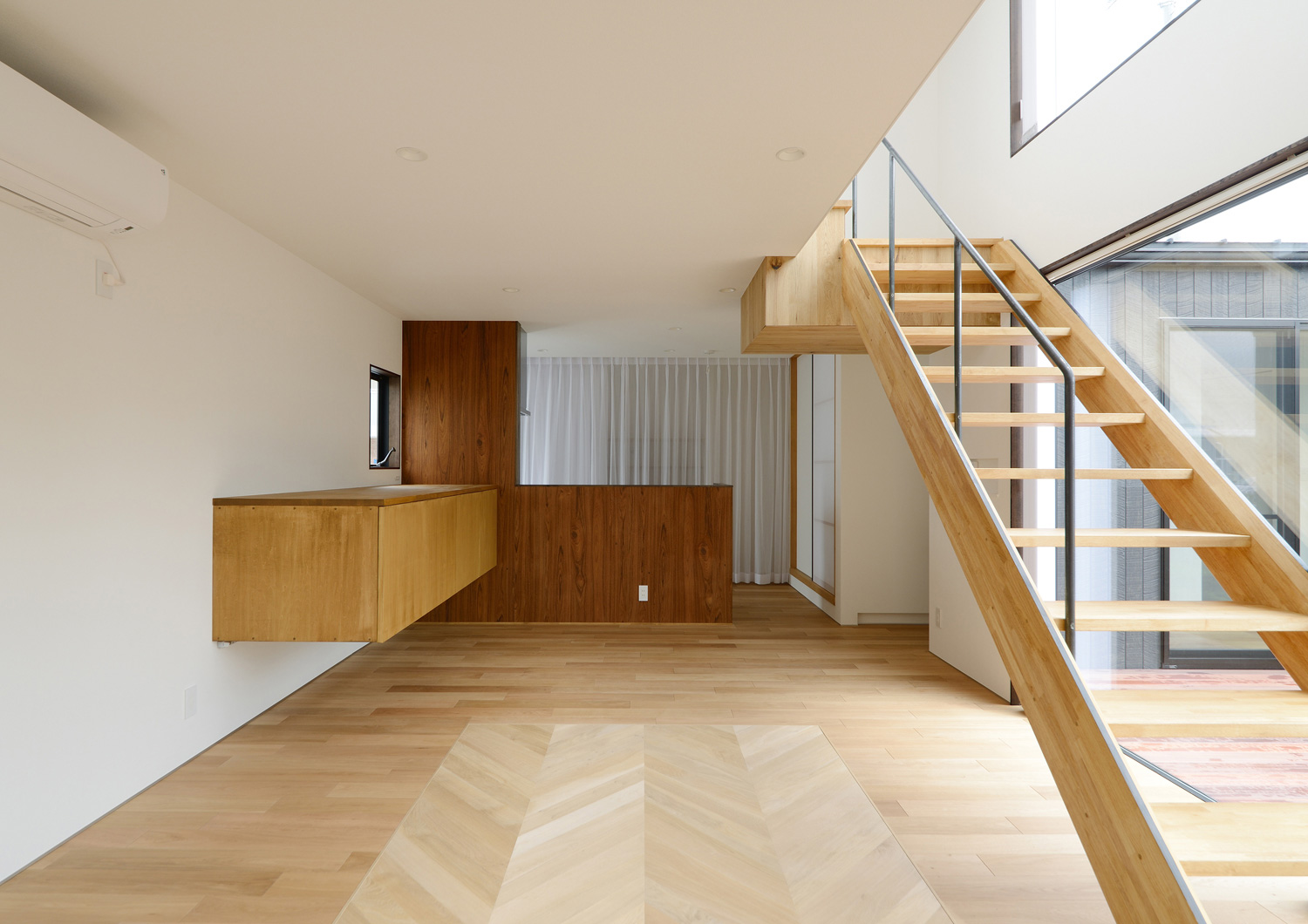 木目の腰壁付きのキッチンや浮かせる収納があるヘリンボーン床のLDK・デザイン住宅 注文住宅・デザイン住宅建築実例_『CASE520 素地の家』_LDK