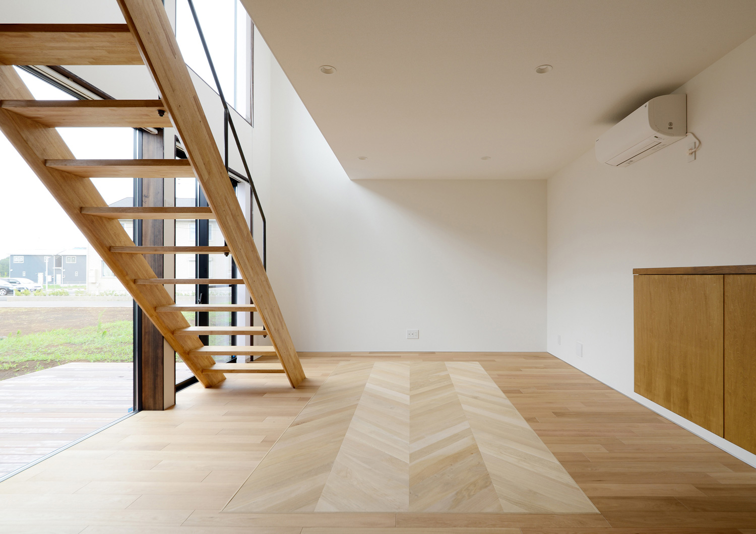 吹き抜けがあるヘリンボーン床のナチュラルなLDK・デザイン住宅 注文住宅・デザイン住宅建築実例_『CASE520 素地の家』_LDK