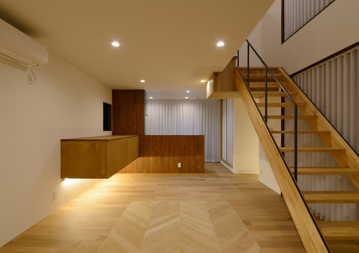 浮かせた収納の下に間接照明を取り付けたおしゃれなLDK・デザイン住宅 注文住宅・デザイン住宅建築実例_『CASE520 素地の家』_LDK