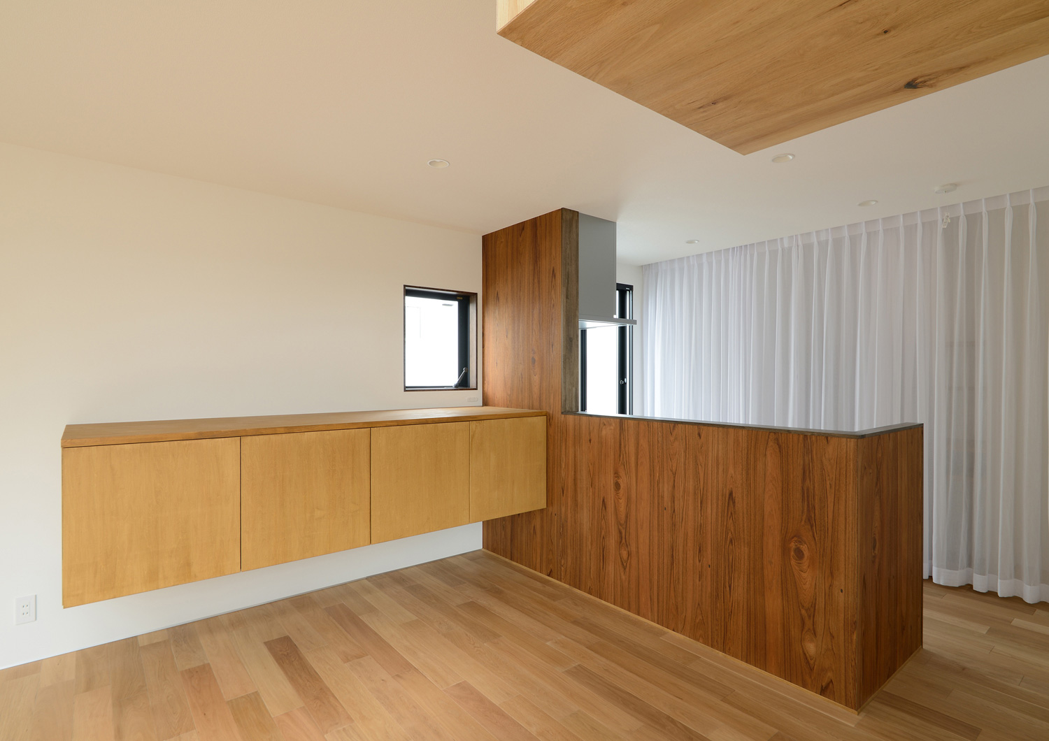 木の腰壁を取り付けた、生活感の少ないキッチン・デザイン住宅 注文住宅・デザイン住宅建築実例_『CASE520 素地の家』_キッチン