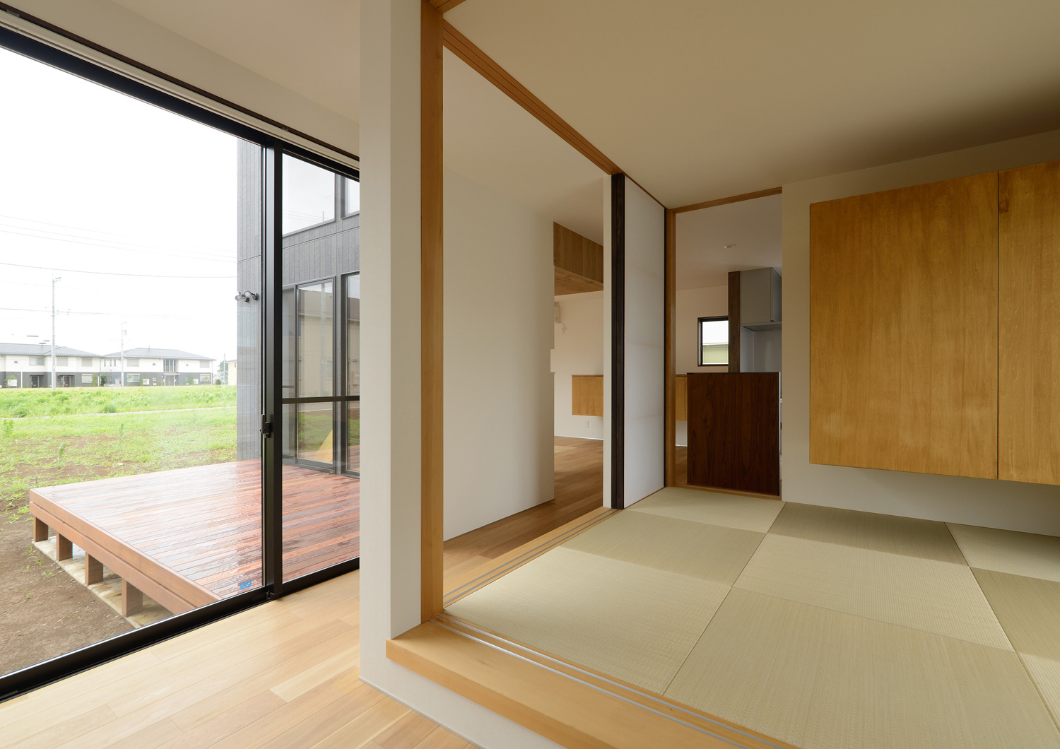 浮かせた収納や琉球畳があるモダンな和室・デザイン住宅 注文住宅・デザイン住宅建築実例_『CASE520 素地の家』_和室
