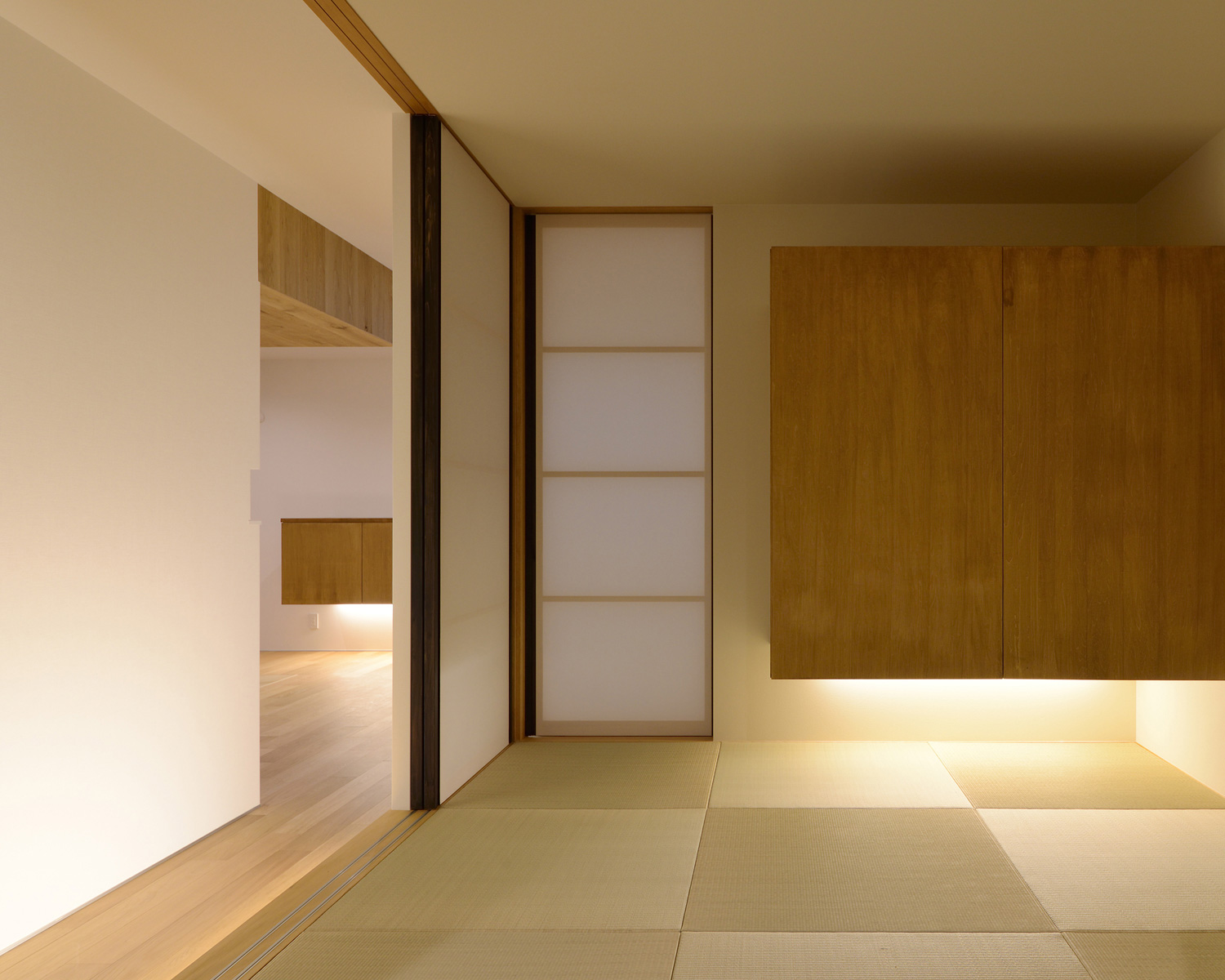 浮かせた収納の下に間接照明を取り付けたモダンでおしゃれな和室・デザイン住宅 注文住宅・デザイン住宅建築実例_『CASE520 素地の家』_和室