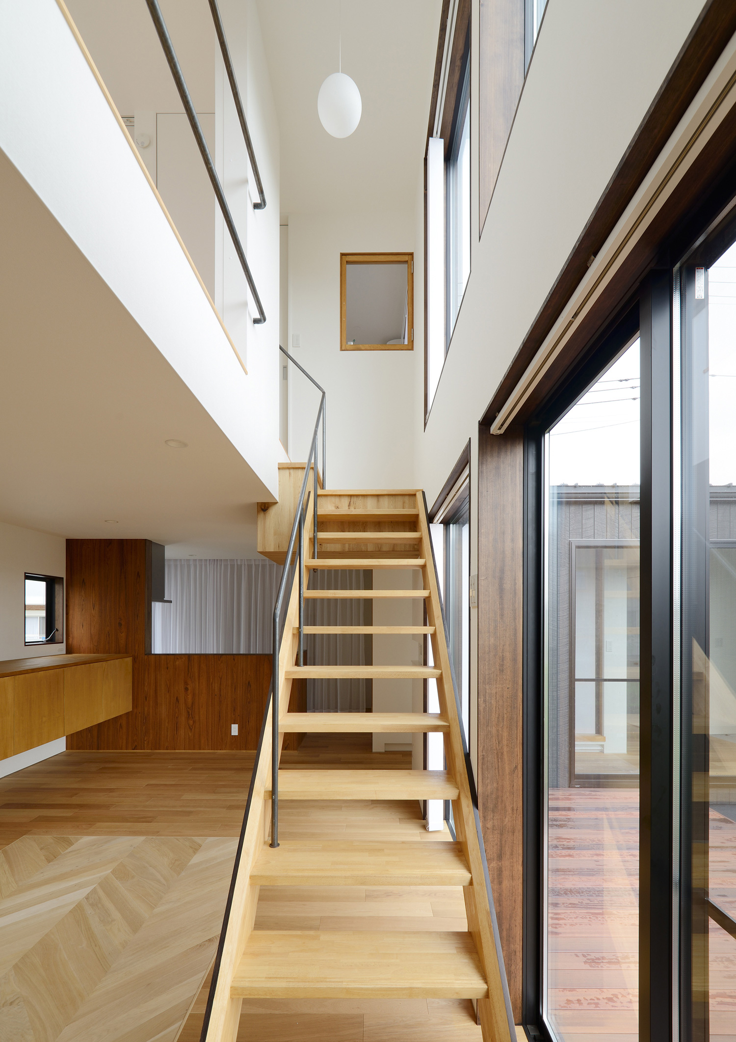 吹き抜けにある木のスケルトン階段・デザイン住宅 注文住宅・デザイン住宅建築実例_『CASE520 素地の家』_階段