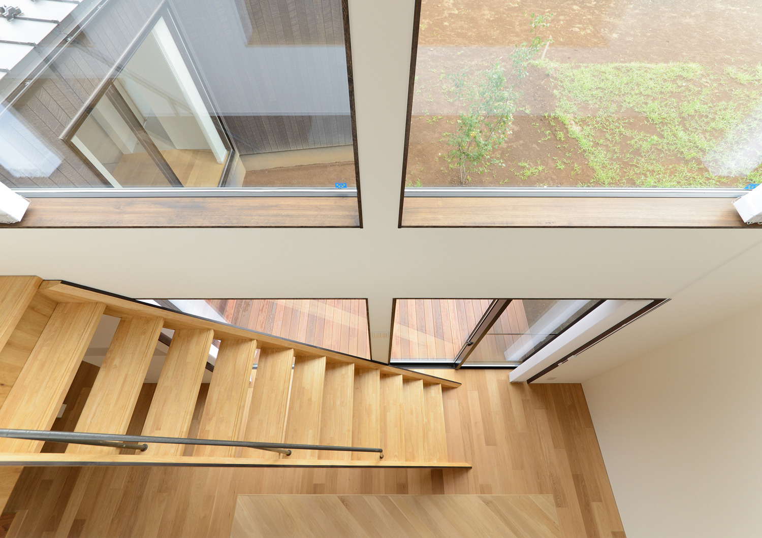 中庭に面した窓際にあるスケルトン階段を上から見た様子・デザイン住宅 注文住宅・デザイン住宅建築実例_『CASE520 素地の家』_階段