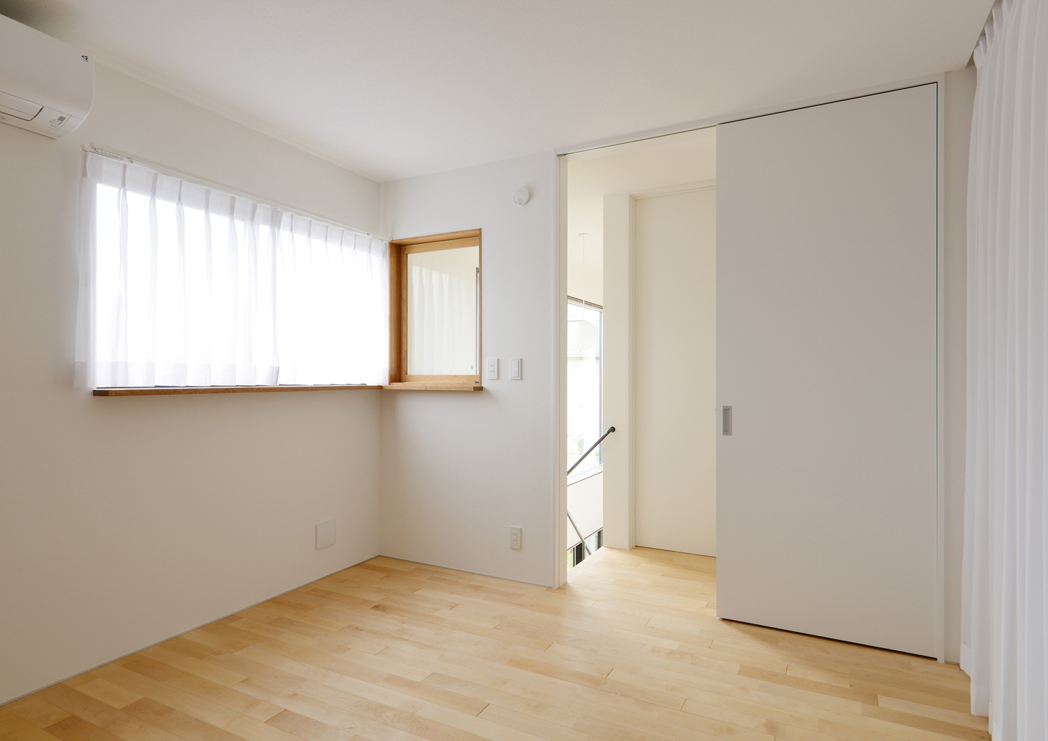 引き戸や室内窓を取り付けたシンプルな寝室・デザイン住宅 注文住宅・デザイン住宅建築実例_『CASE520 素地の家』_寝室