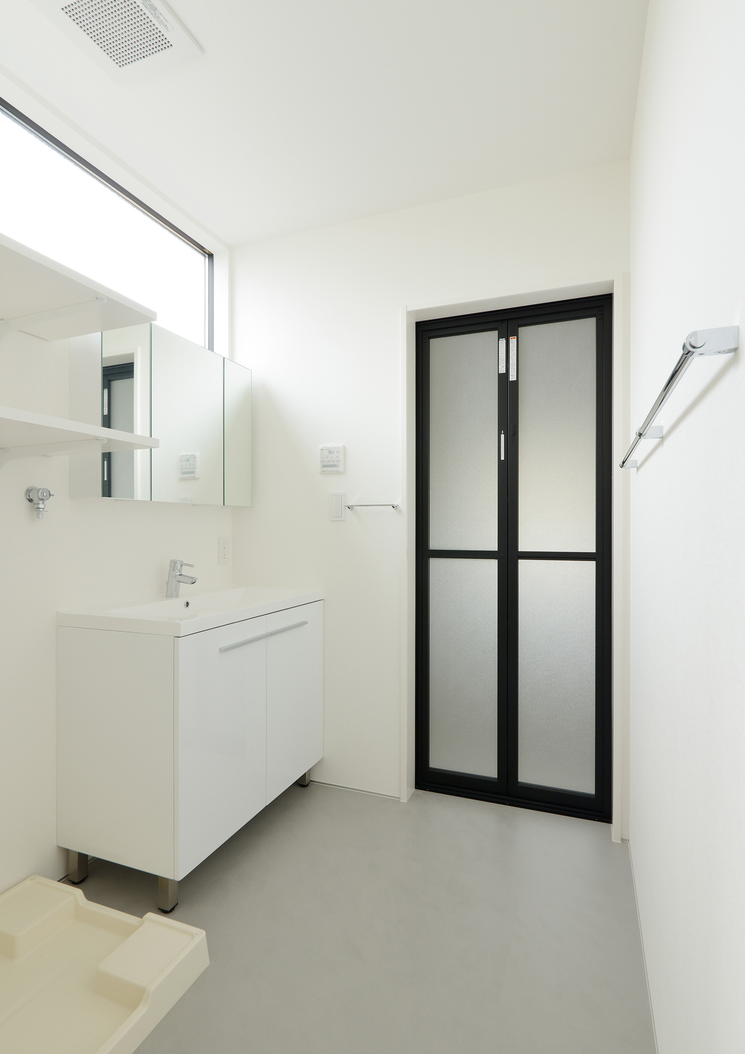 スリット窓がある、白でまとめた明るく清潔感のある洗面所・デザイン住宅 注文住宅・デザイン住宅建築実例_『CASE520 素地の家』_浴室・洗面所