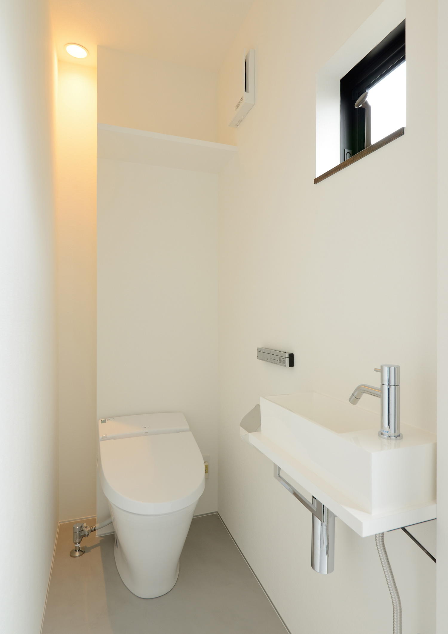 白を基調とした、薄型手洗い付きのシンプルなトイレ・デザイン住宅 注文住宅・デザイン住宅建築実例_『CASE520 素地の家』_トイレ