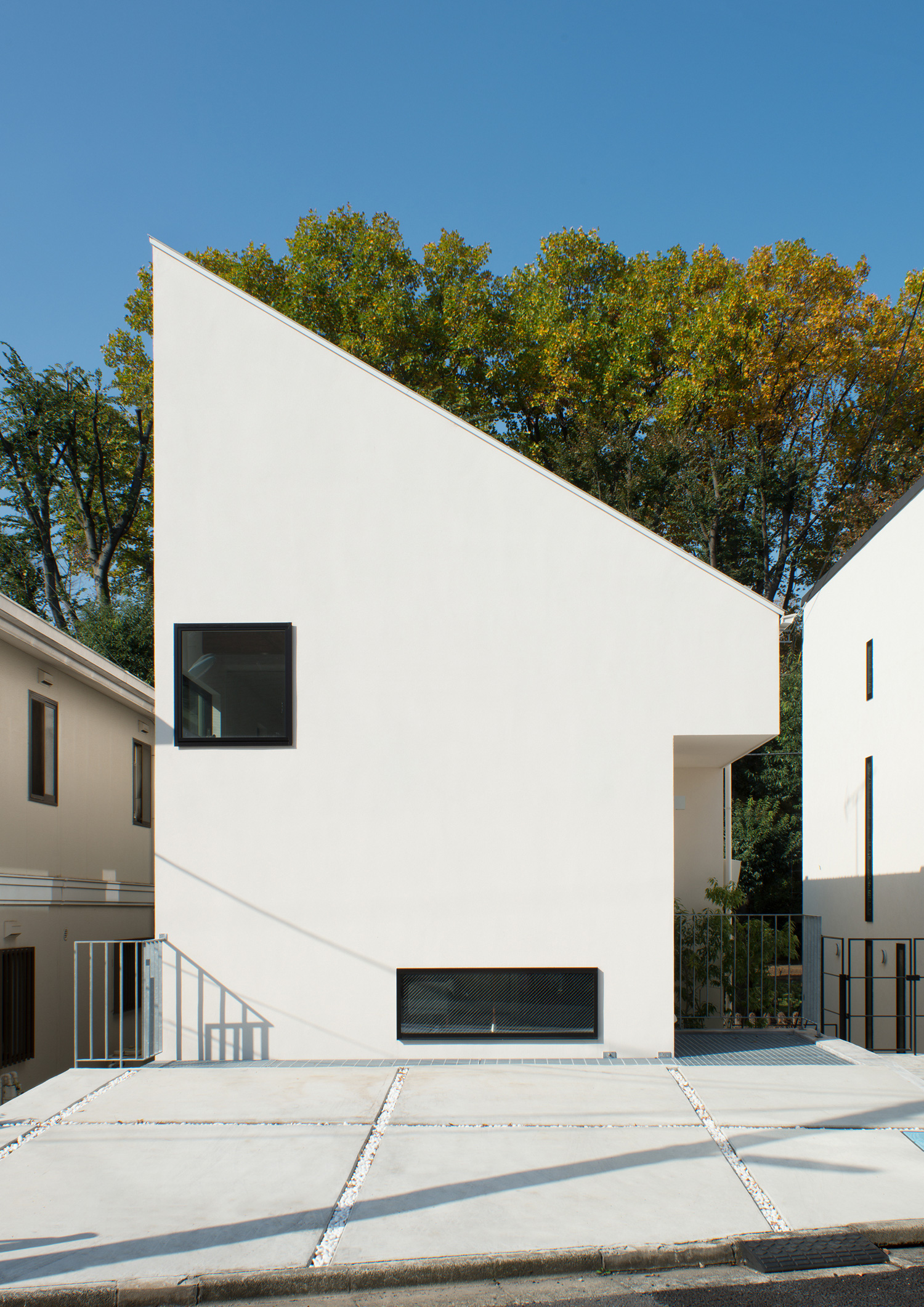 デザイン住宅建築実例_外観・注文住宅『CASE521 緑地公園に隣接する三角屋根の家』の建築実例・施⼯例の写真・建物外観全体 注文住宅・デザイン住宅建築実例_『CASE521 緑地公園に隣接する三角屋根の家』_外観