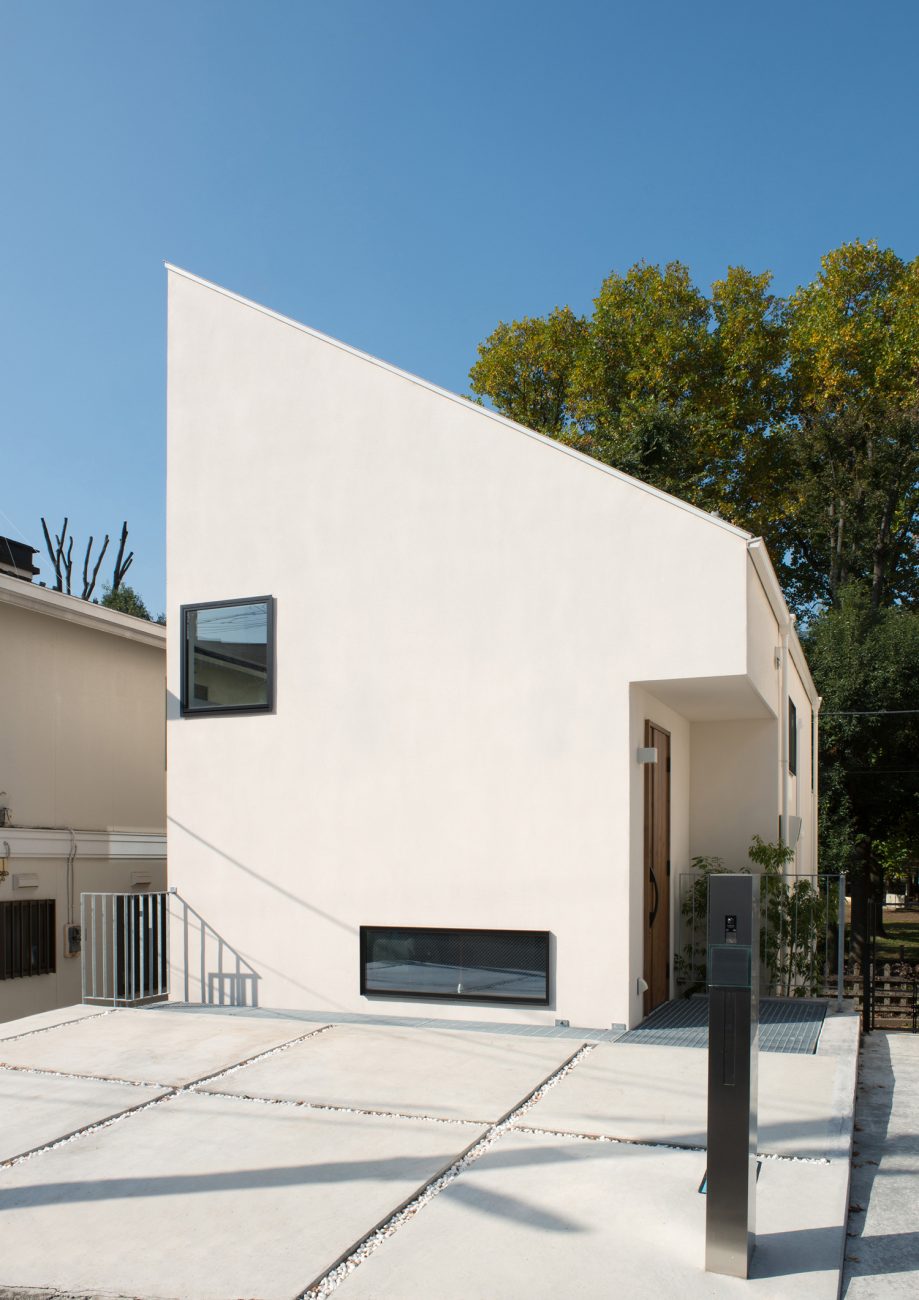 白い外壁で斜め屋根のシンプルな外観・デザイン住宅 注文住宅・デザイン住宅建築実例_『CASE521 緑地公園に隣接する三角屋根の家』_外観