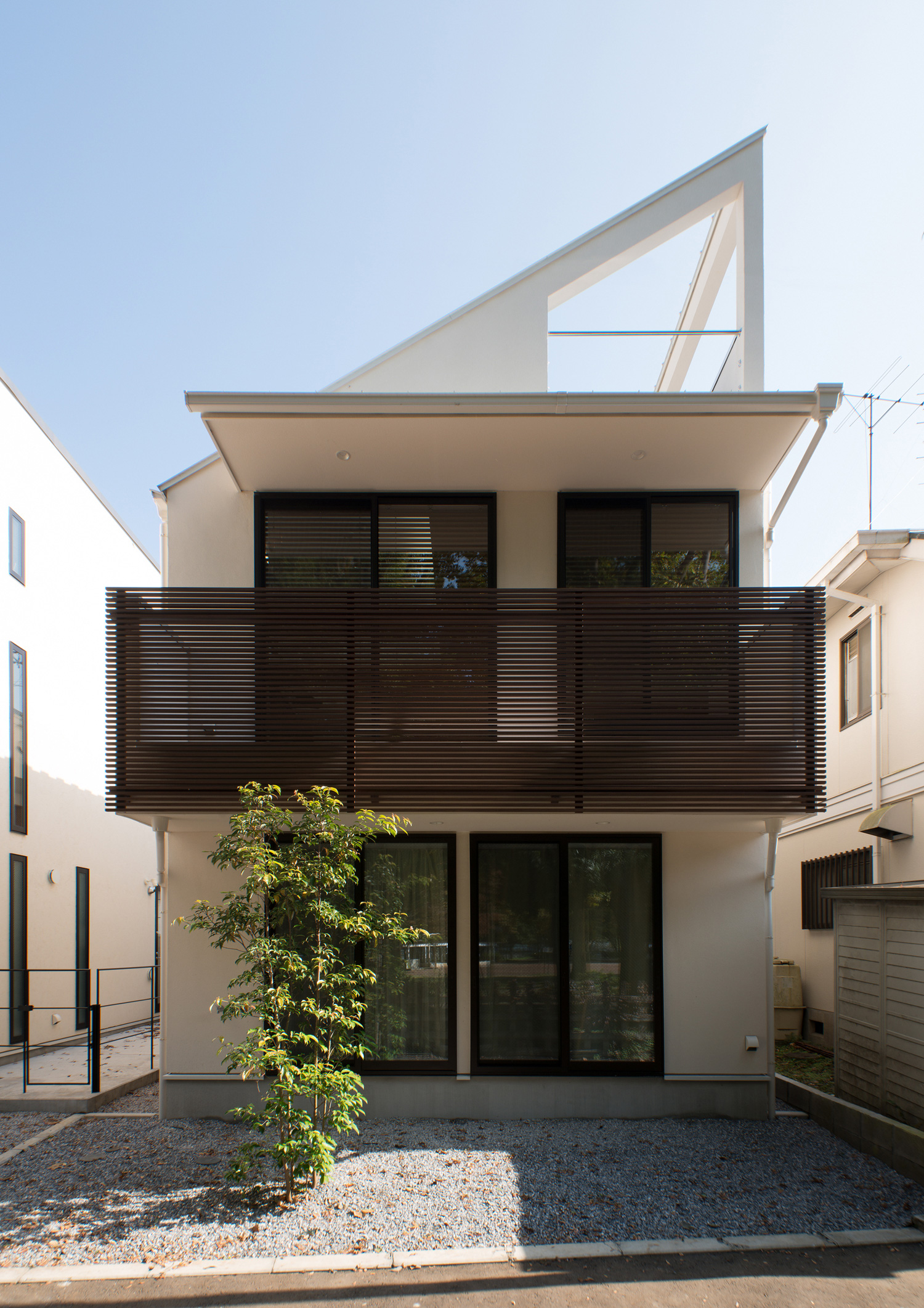 バルコニーや大きな窓がある斜め屋根の家・デザイン住宅 注文住宅・デザイン住宅建築実例_『CASE521 緑地公園に隣接する三角屋根の家』_外観