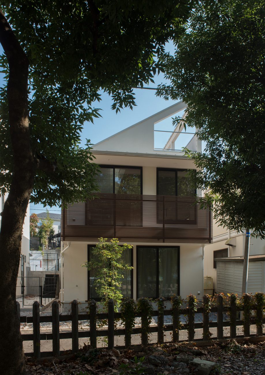 緑に囲まれた、バルコニーがある斜め屋根の家・デザイン住宅 注文住宅・デザイン住宅建築実例_『CASE521 緑地公園に隣接する三角屋根の家』_外観