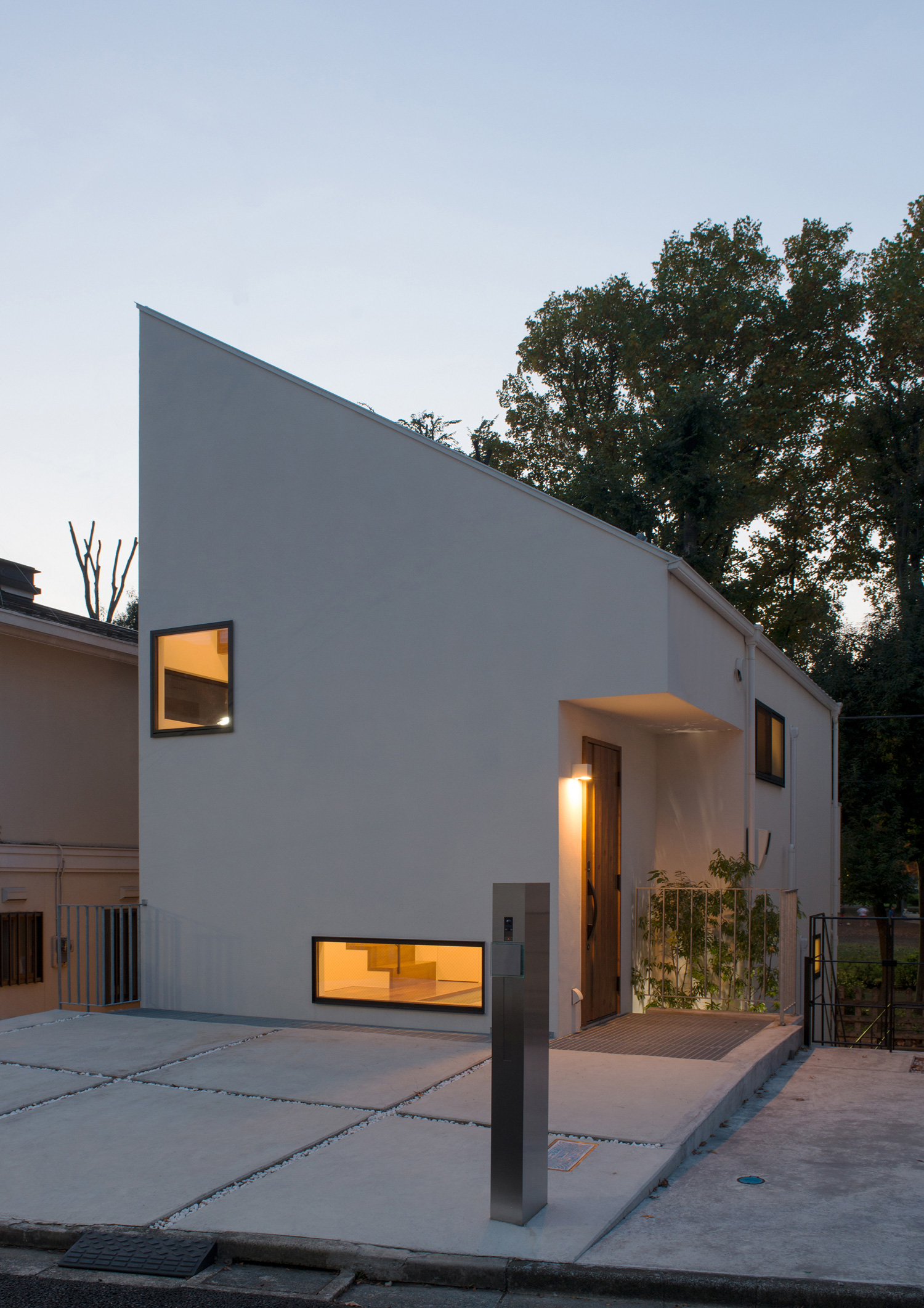 玄関ポーチに照明を取り付けた窓が少ない斜め屋根の家・デザイン住宅 注文住宅・デザイン住宅建築実例_『CASE521 緑地公園に隣接する三角屋根の家』_外観