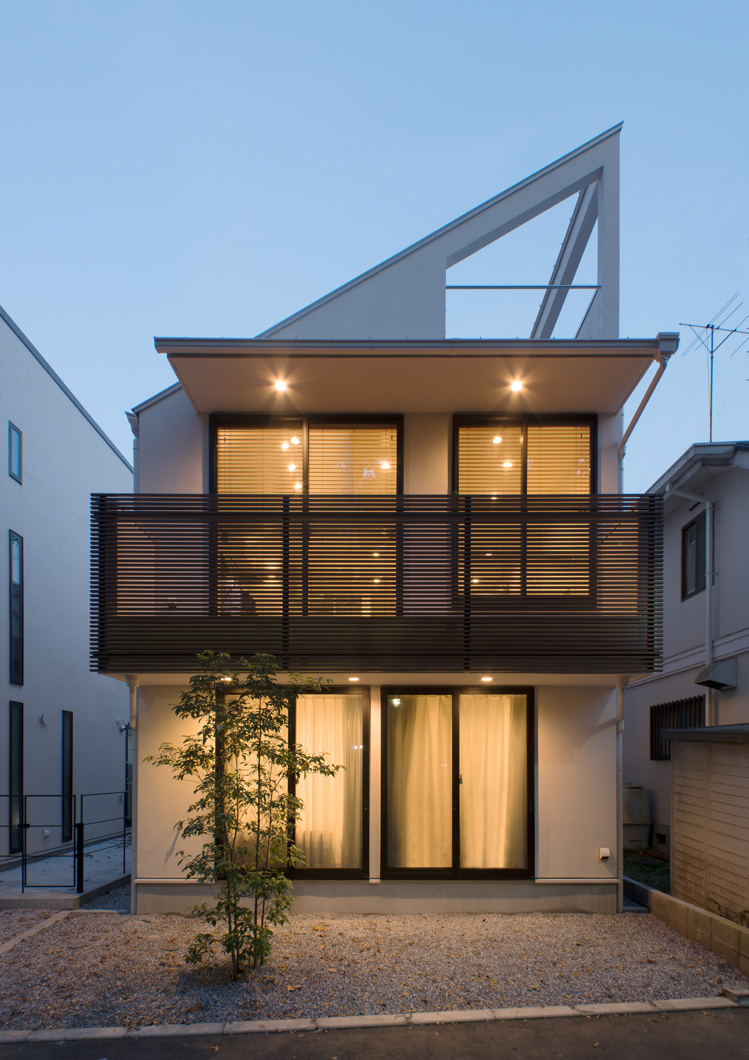 バルコニーや大きな窓がある斜め屋根の開放的な家・デザイン住宅 注文住宅・デザイン住宅建築実例_『CASE521 緑地公園に隣接する三角屋根の家』_外観