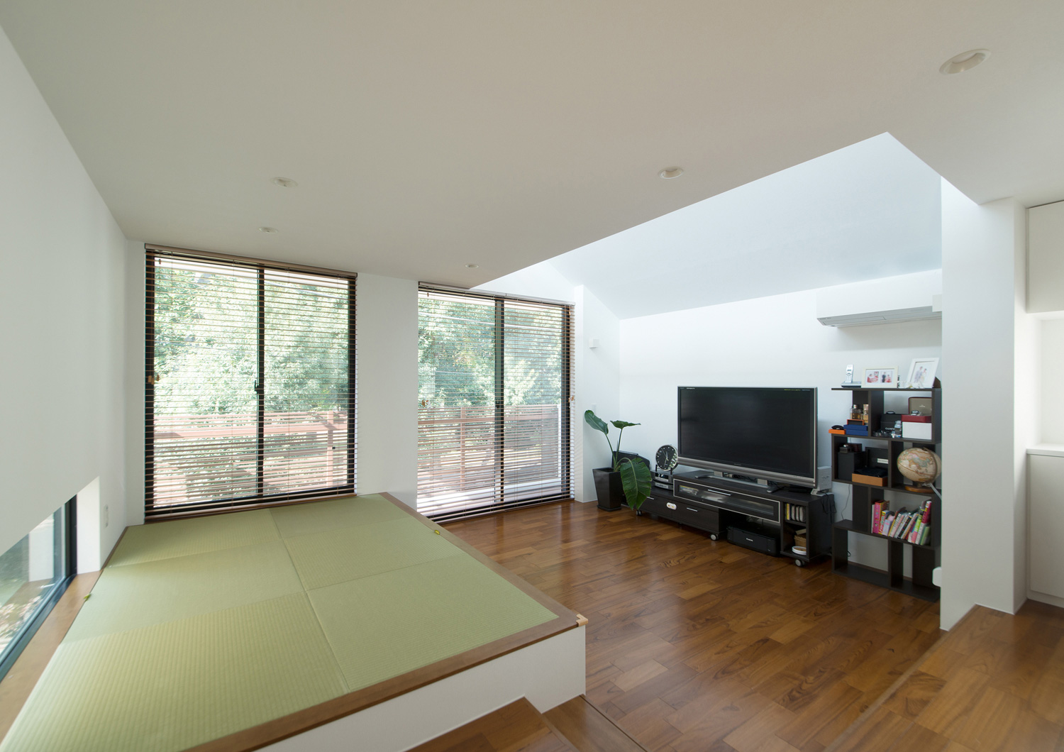 バルコニーに面した窓がある小上がりの畳スペース付きのLDK・デザイン住宅 注文住宅・デザイン住宅建築実例_『CASE521 緑地公園に隣接する三角屋根の家』_LDK