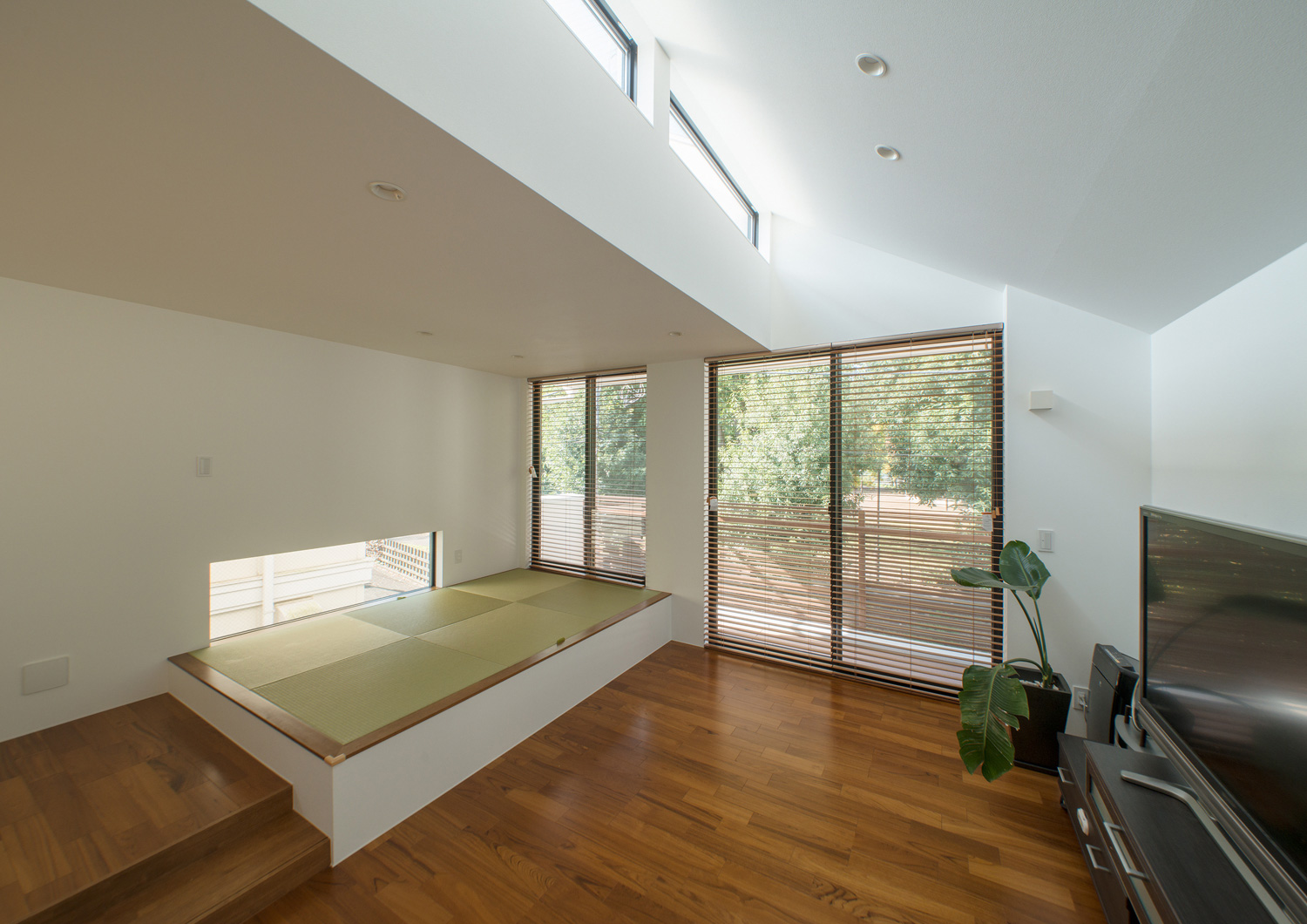 天井近くにスリット窓がある高天井のLDK・デザイン住宅 注文住宅・デザイン住宅建築実例_『CASE521 緑地公園に隣接する三角屋根の家』_LDK