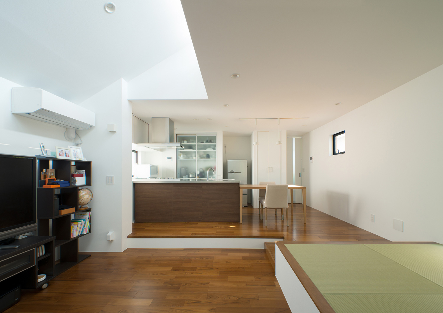 キッチンと横並びのダイニングテーブルがある高天井のLDK・デザイン住宅 注文住宅・デザイン住宅建築実例_『CASE521 緑地公園に隣接する三角屋根の家』_LDK