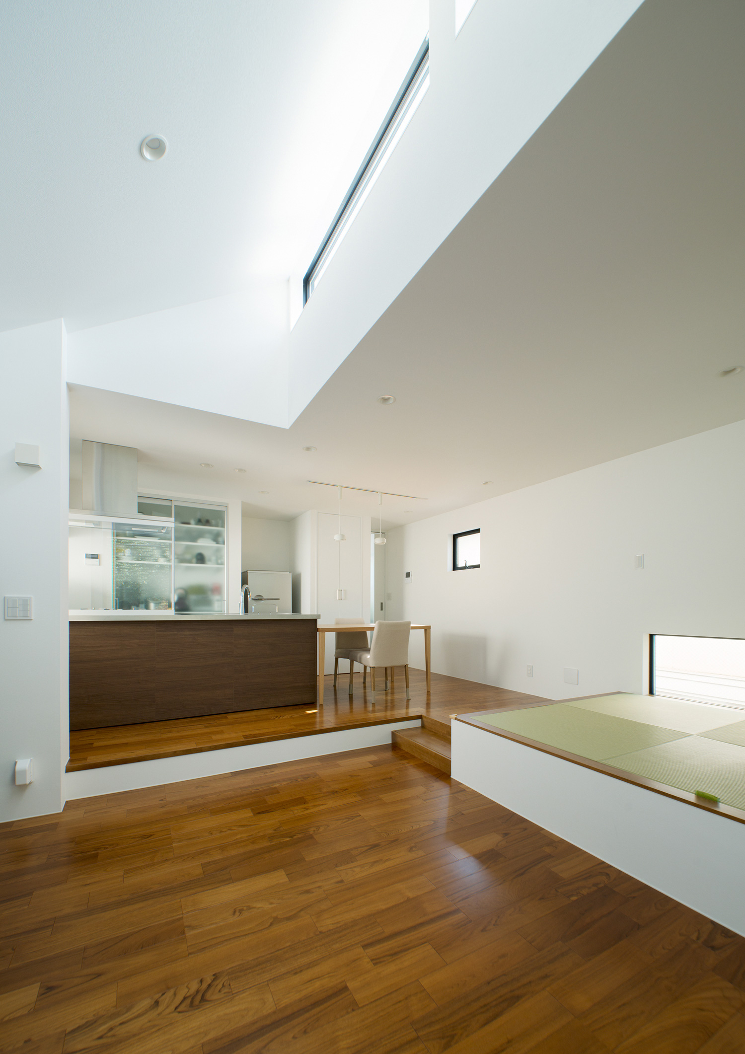 スリット窓がある明るく開放的なLDK・デザイン住宅 注文住宅・デザイン住宅建築実例_『CASE521 緑地公園に隣接する三角屋根の家』_LDK