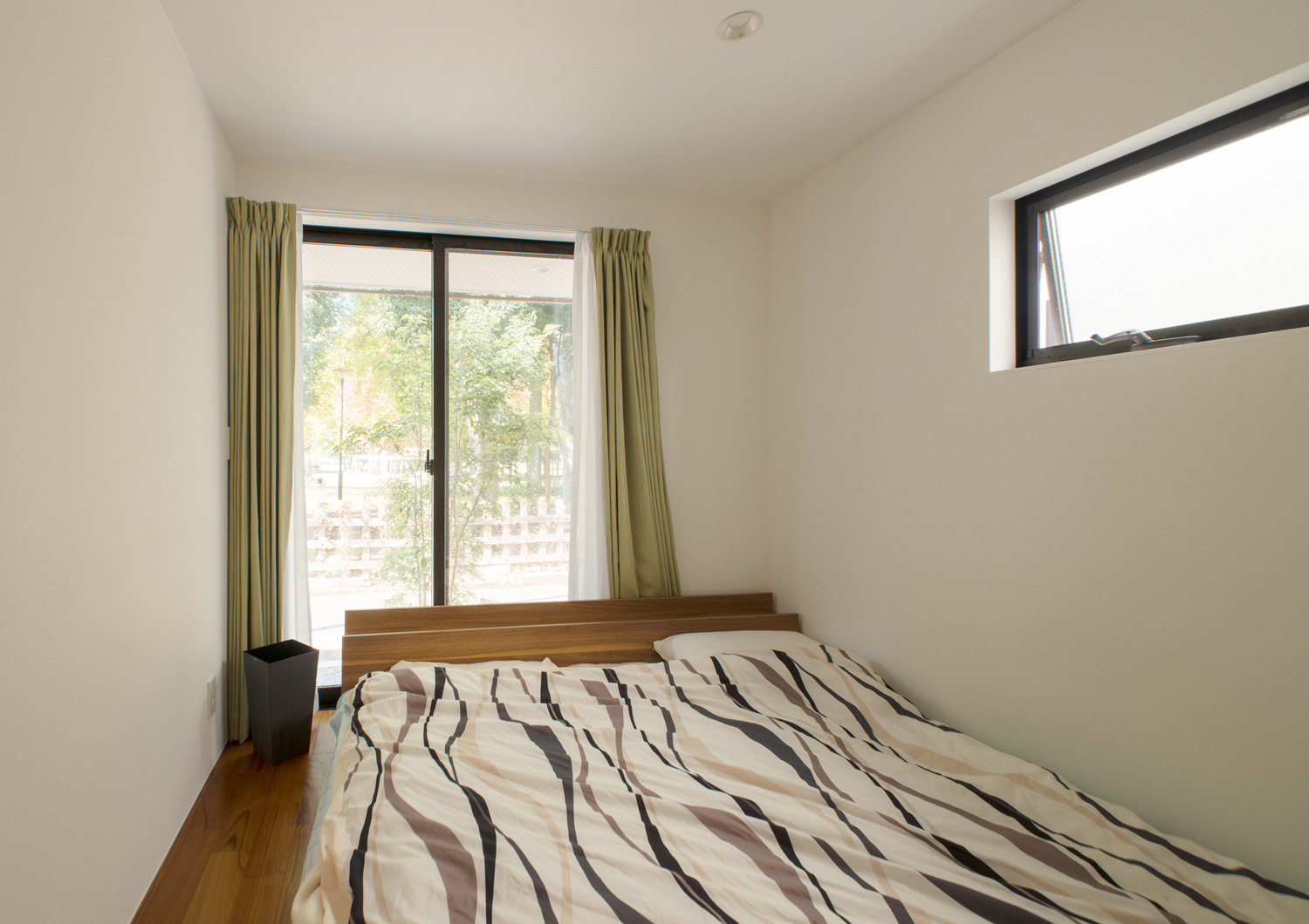 植栽が見える窓がある明るい寝室・デザイン住宅 注文住宅・デザイン住宅建築実例_『CASE521 緑地公園に隣接する三角屋根の家』_寝室