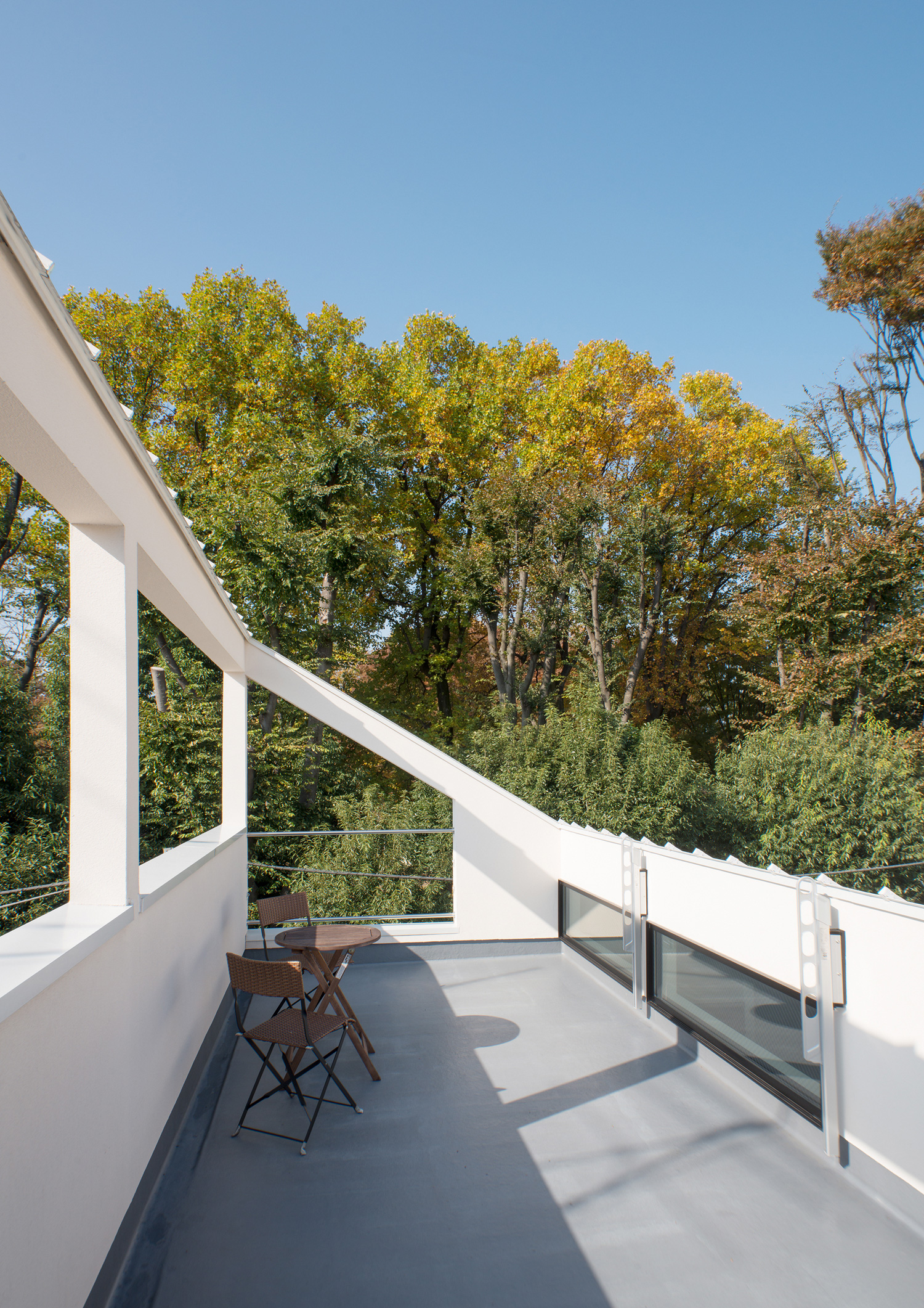 緑に囲まれた開放的で自然豊かなバルコニー・デザイン住宅 注文住宅・デザイン住宅建築実例_『CASE521 緑地公園に隣接する三角屋根の家』_テラス・バルコニー