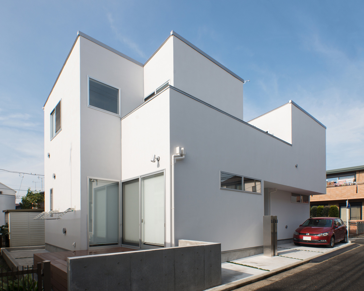 白い外壁でバルコニーのある住まい・デザイン住宅 注文住宅・デザイン住宅建築実例_『CASE522 LAYER – HOUSE』_外観