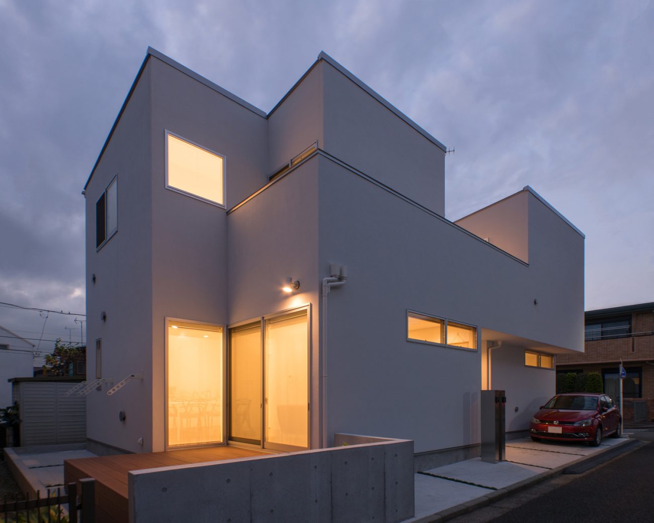 ウッドデッキのテラスがある白い外壁の家・デザイン住宅 注文住宅・デザイン住宅建築実例_『CASE522 LAYER – HOUSE』_外観