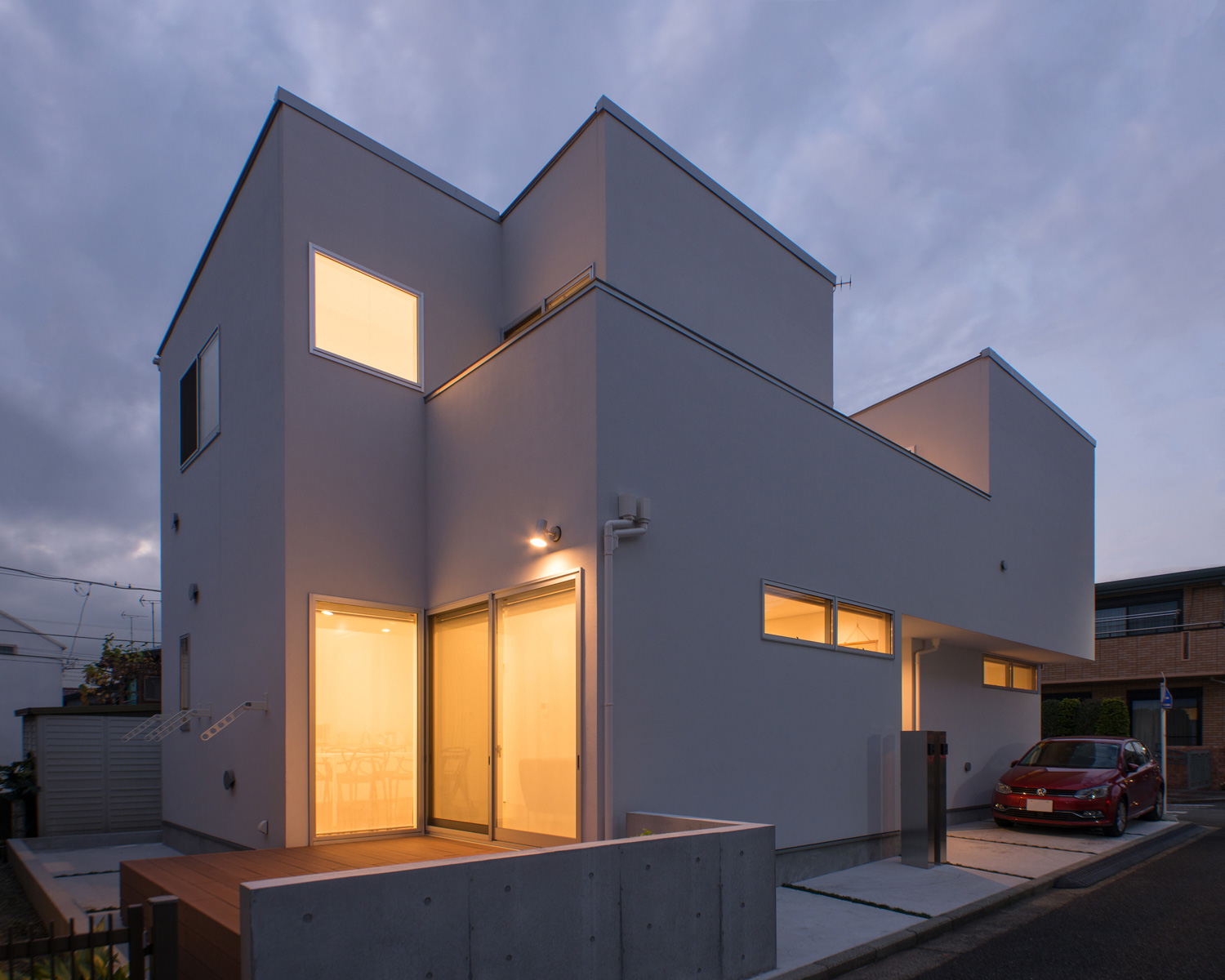 ウッドデッキのテラスがある白い外壁の家・デザイン住宅 注文住宅・デザイン住宅建築実例_『CASE522 LAYER – HOUSE』_外観