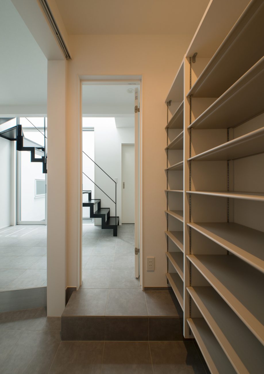 室内からアクセスが出来るシューズインクローゼット・デザイン住宅 注文住宅・デザイン住宅建築実例_『CASE522 LAYER – HOUSE』_玄関
