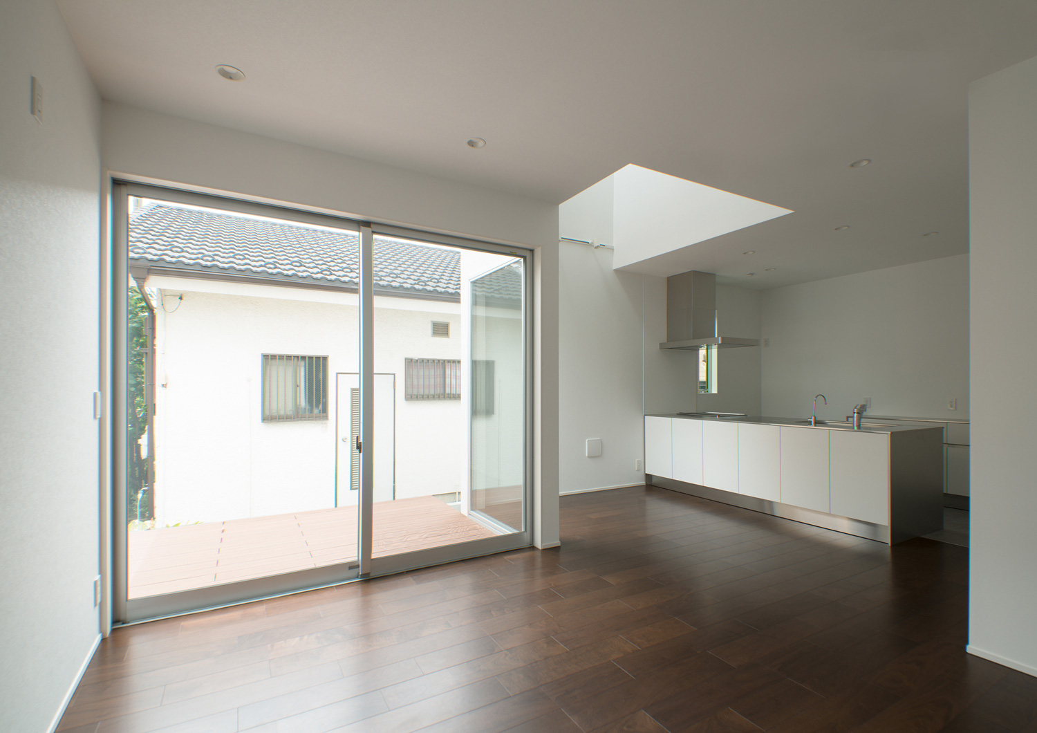 ウッドデッキのテラスとフラットに繋がる明るいLDK・デザイン住宅 注文住宅・デザイン住宅建築実例_『CASE522 LAYER – HOUSE』_LDK