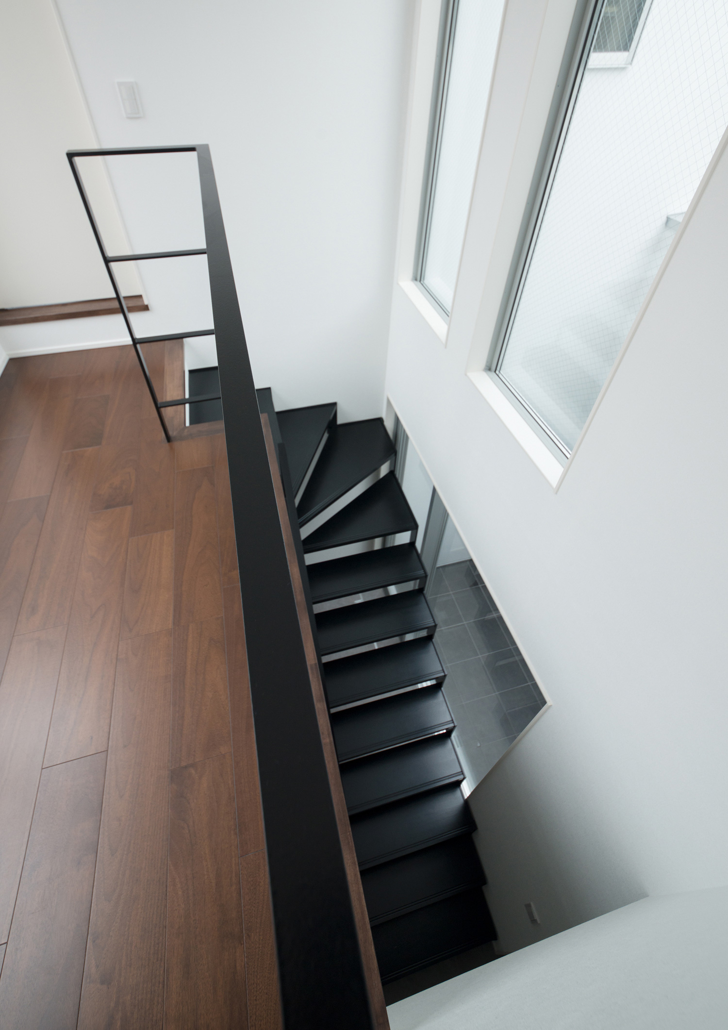 窓を取り付けた、吹き抜けとなった階段部分・デザイン住宅 注文住宅・デザイン住宅建築実例_『CASE522 LAYER – HOUSE』_階段
