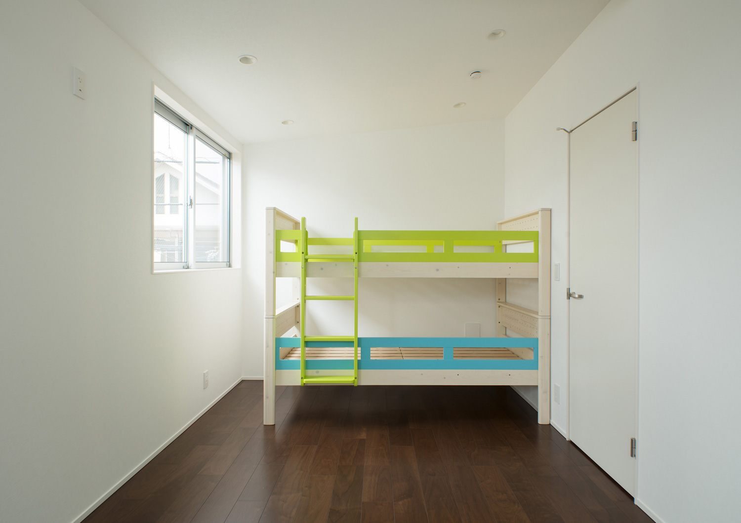 カラフルな二段ベッドがあるポップな子供部屋・デザイン住宅 注文住宅・デザイン住宅建築実例_『CASE522 LAYER – HOUSE』_子供部屋