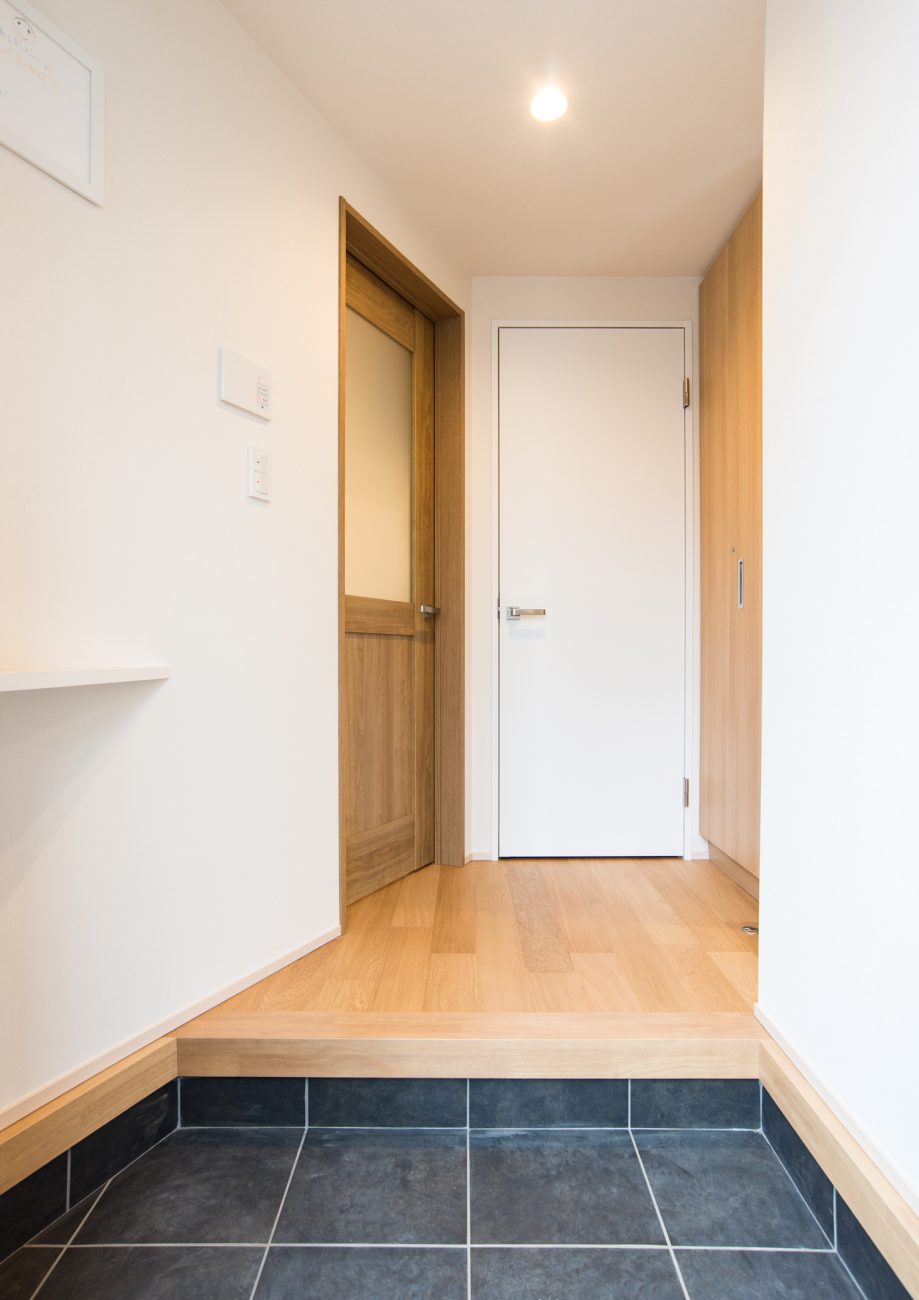 白い壁とフローリングのナチュラルな室内・デザイン住宅 注文住宅・デザイン住宅建築実例_『CASE523 くのじのいえ』_玄関