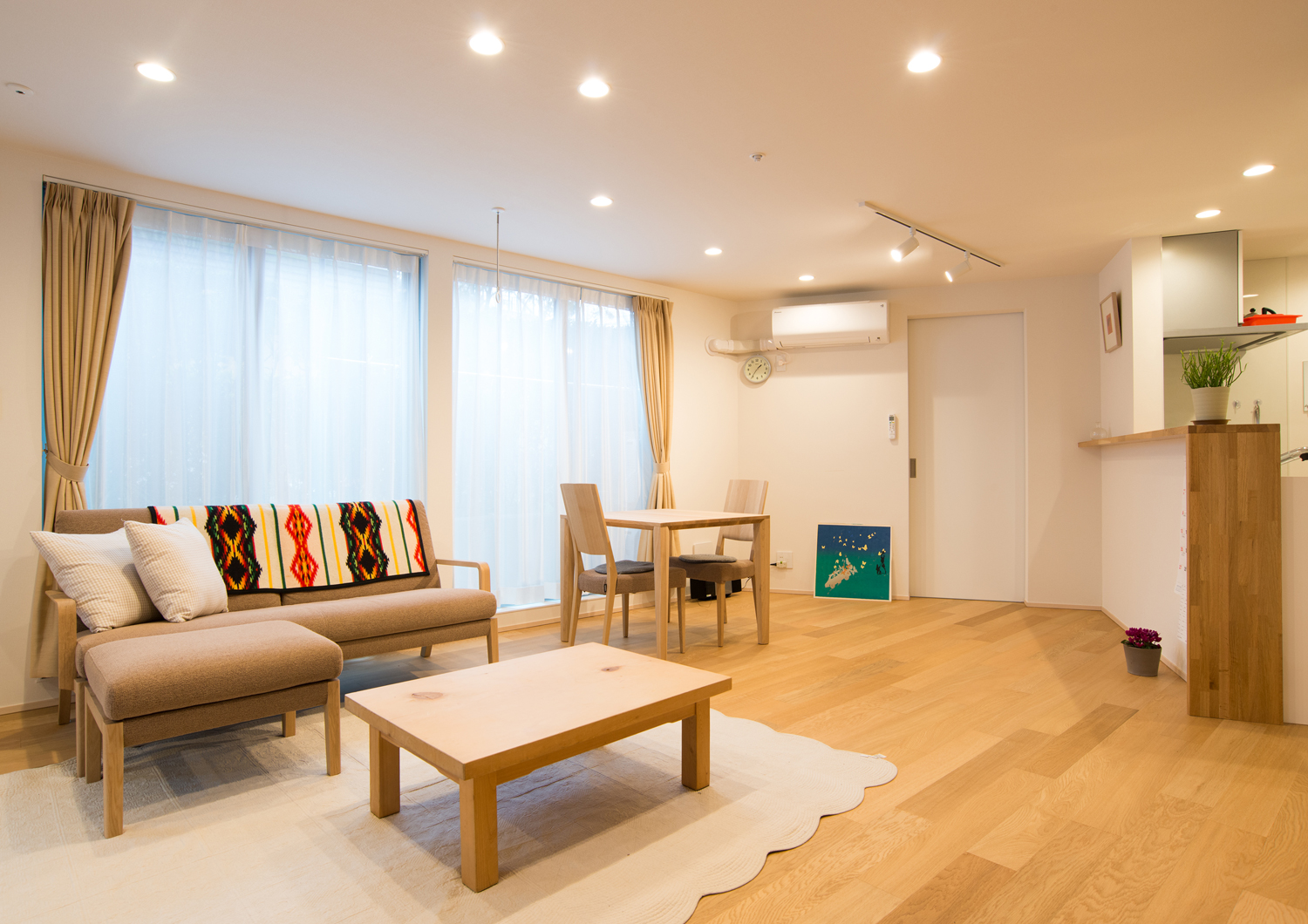 大きな窓がある開放的なフローリングのLDK・デザイン住宅 注文住宅・デザイン住宅建築実例_『CASE523 くのじのいえ』_LDK