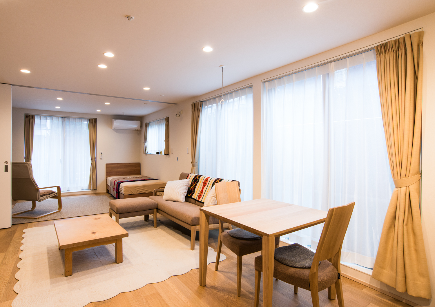 LDKの隣に引き戸で仕切られた寝室がある部屋・デザイン住宅 注文住宅・デザイン住宅建築実例_『CASE523 くのじのいえ』_LDK